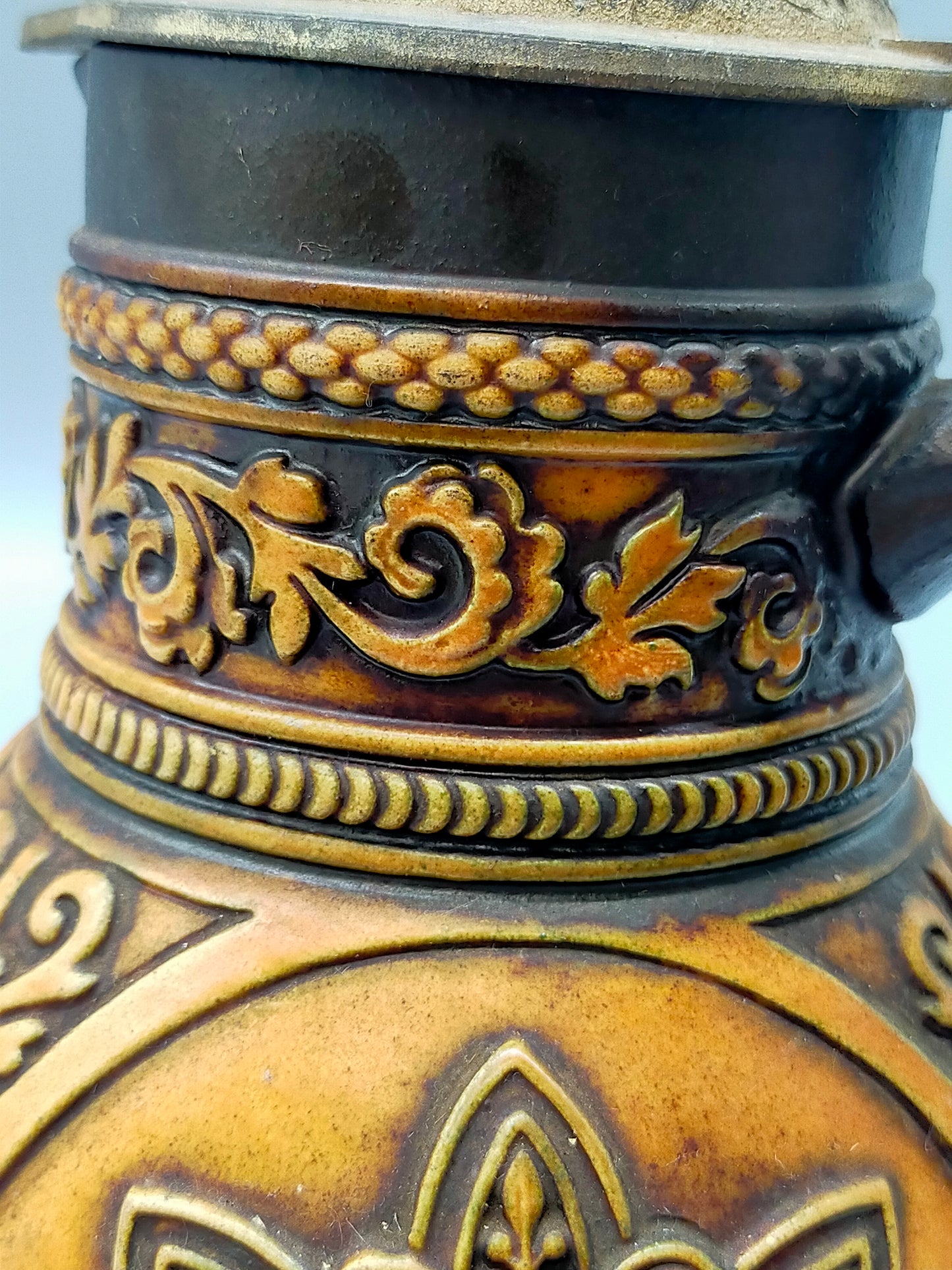 Rustikaler Gerz W. Germany Krug Detailreicher Schenkkrug mit Zinndeckel