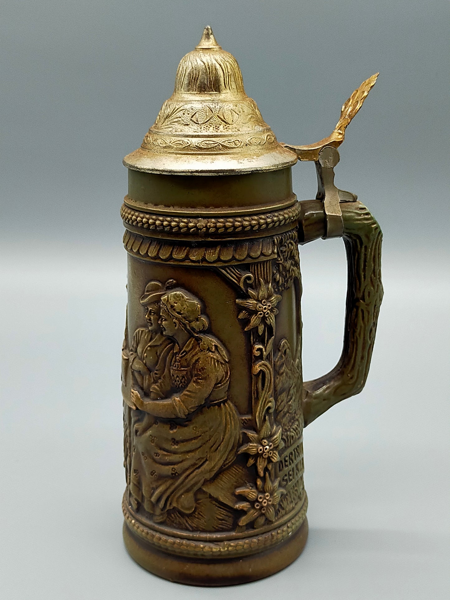 Traditioneller Deutscher krug mit Zinndeckel Relief Jagdmotiv