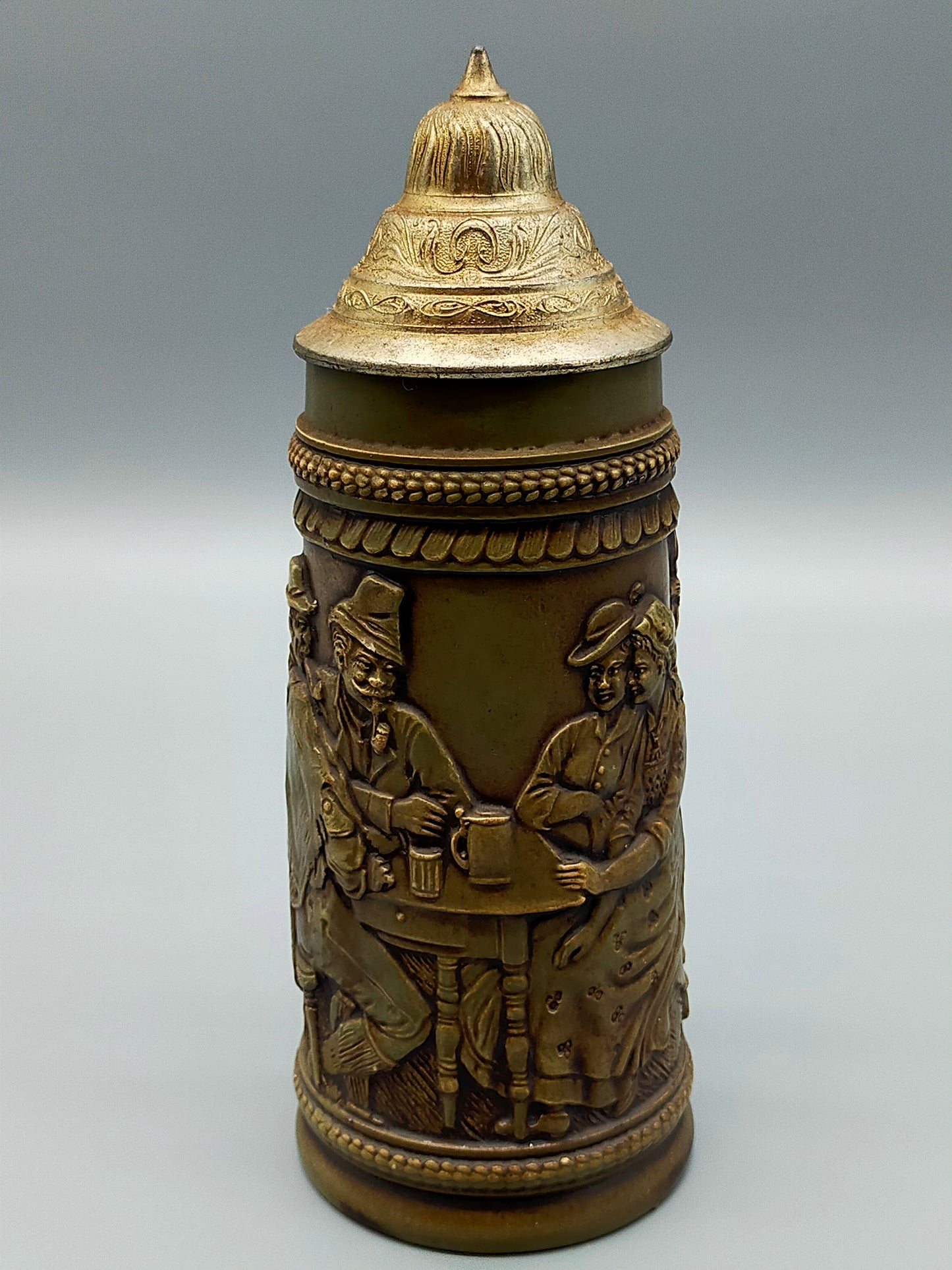 Traditioneller Deutscher krug mit Zinndeckel Relief Jagdmotiv