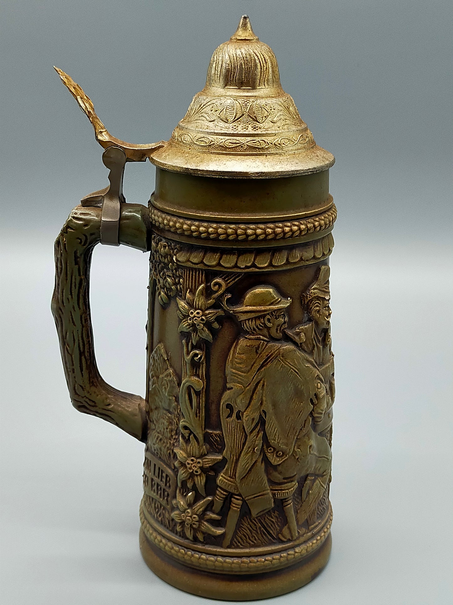 Traditioneller Deutscher krug mit Zinndeckel Relief Jagdmotiv