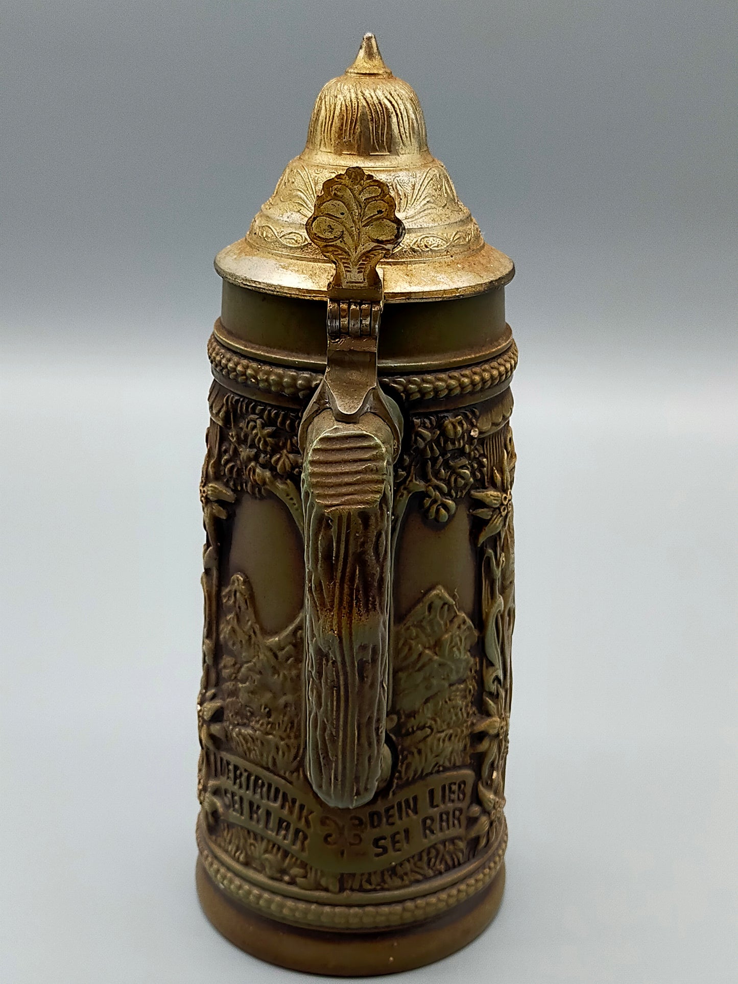 Traditioneller Deutscher krug mit Zinndeckel Relief Jagdmotiv