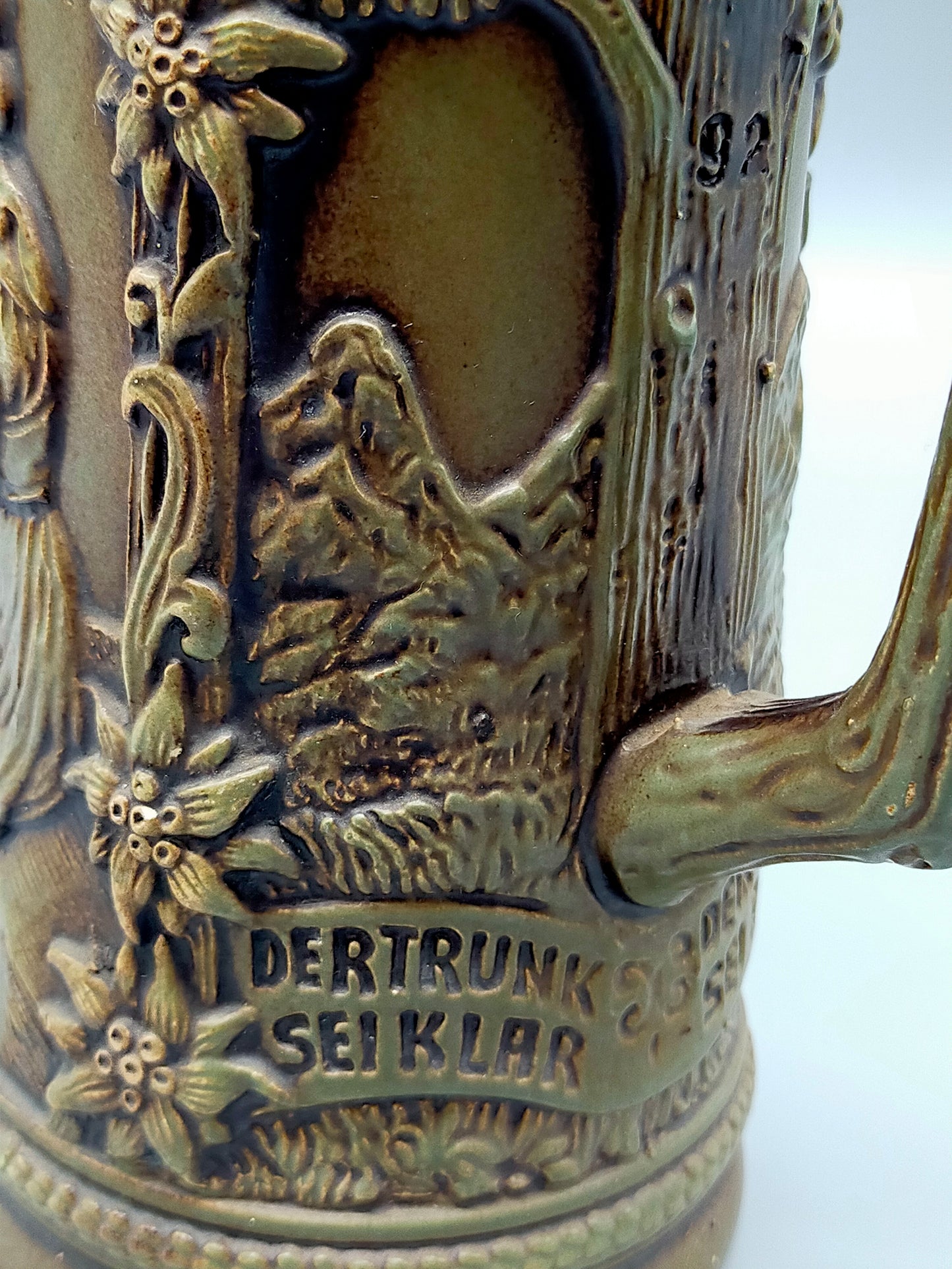 Traditioneller Deutscher krug mit Zinndeckel Relief Jagdmotiv