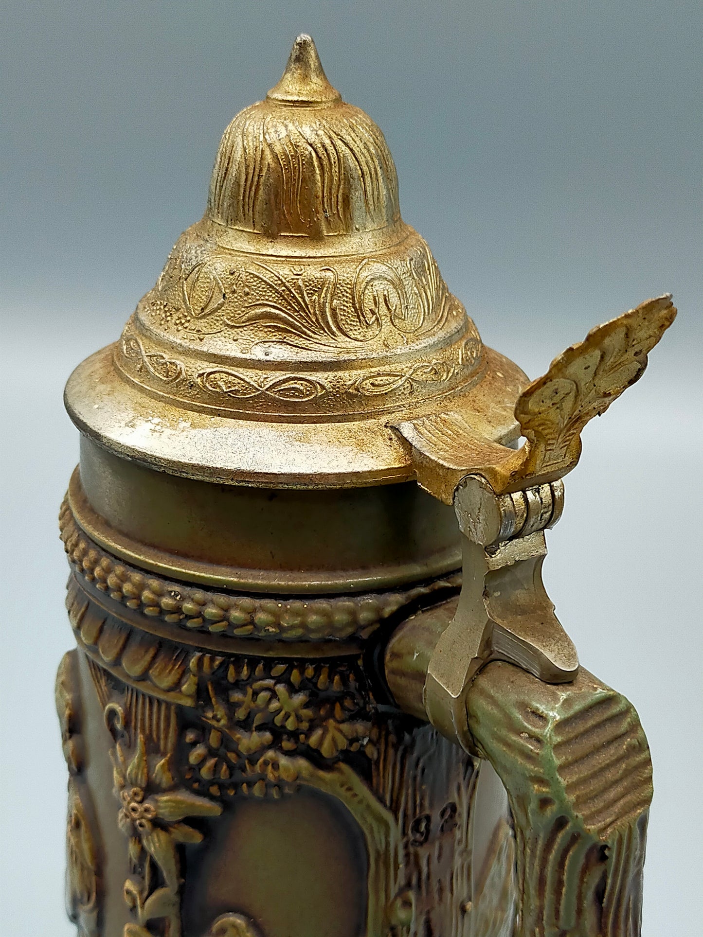 Traditioneller Deutscher krug mit Zinndeckel Relief Jagdmotiv