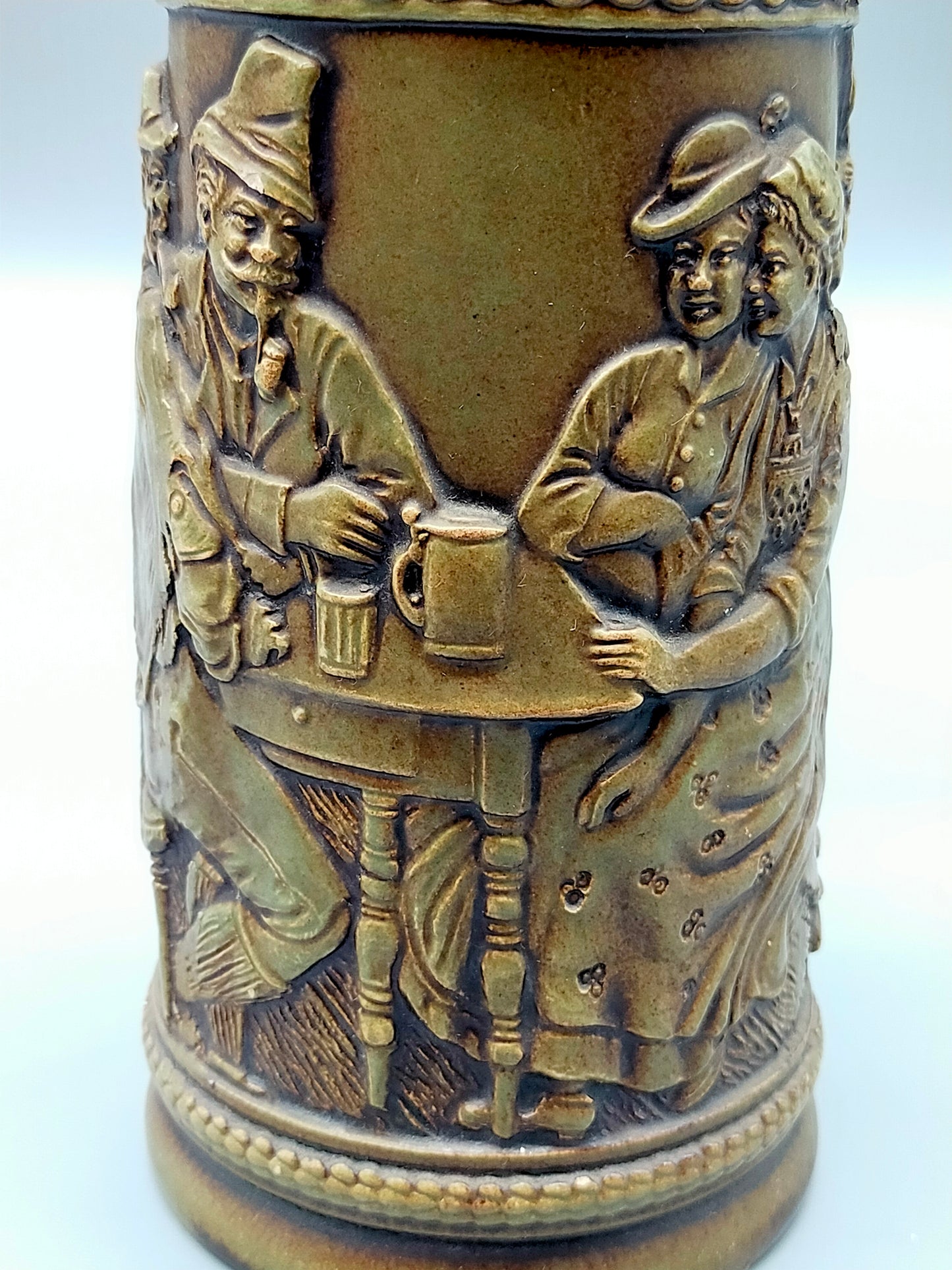 Traditioneller Deutscher krug mit Zinndeckel Relief Jagdmotiv