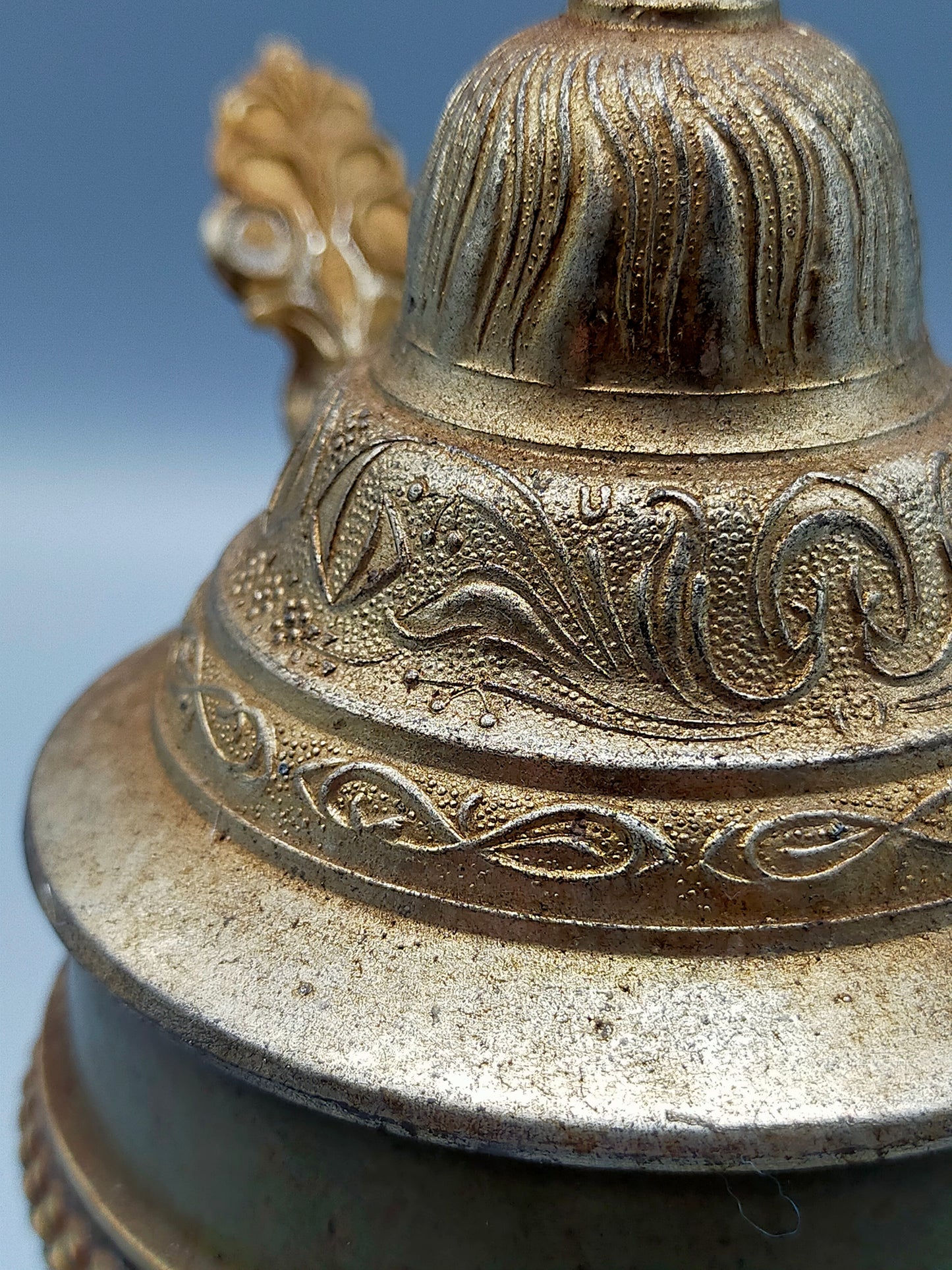 Traditioneller Deutscher krug mit Zinndeckel Relief Jagdmotiv