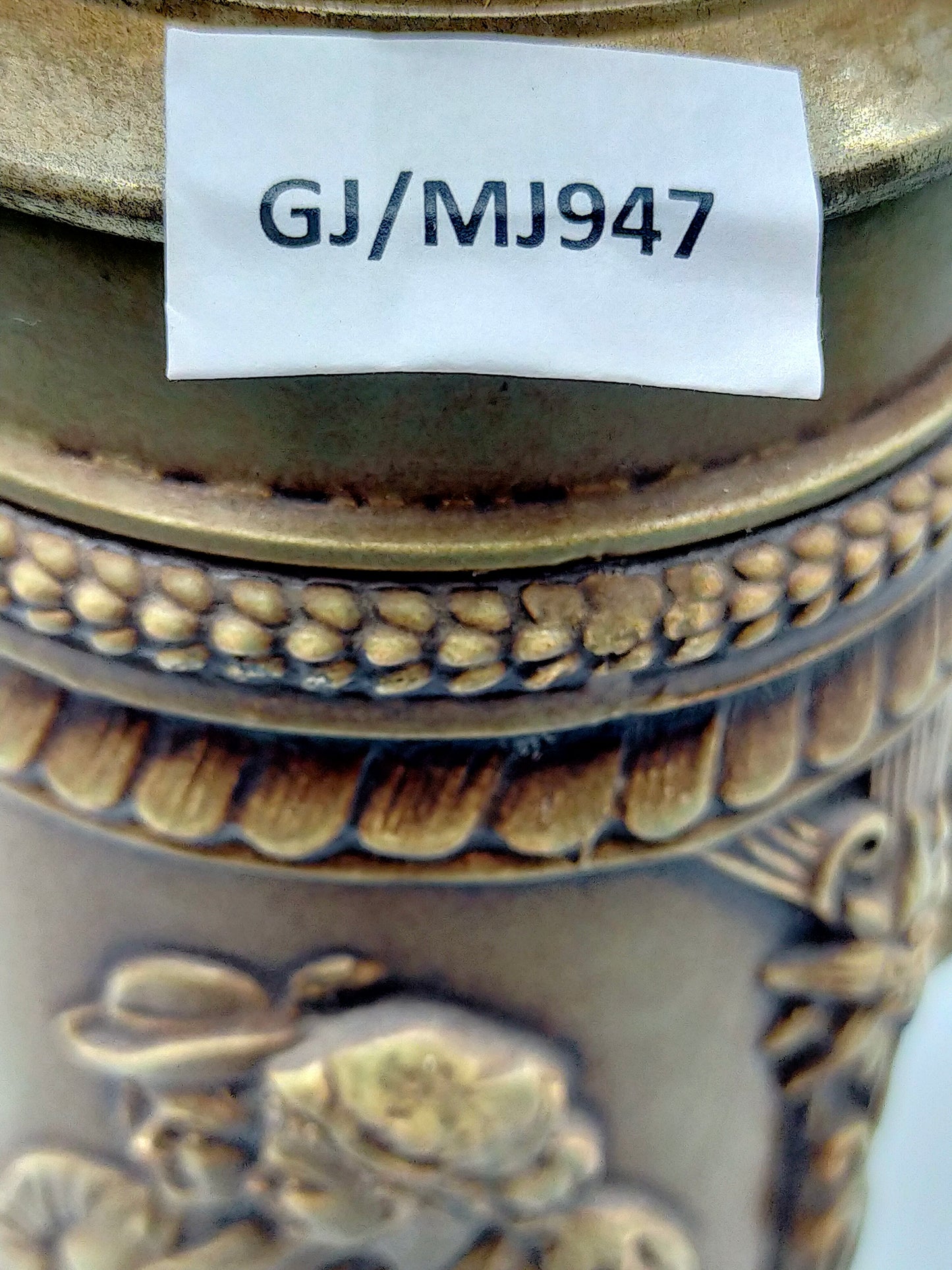 Traditioneller Deutscher krug mit Zinndeckel Relief Jagdmotiv
