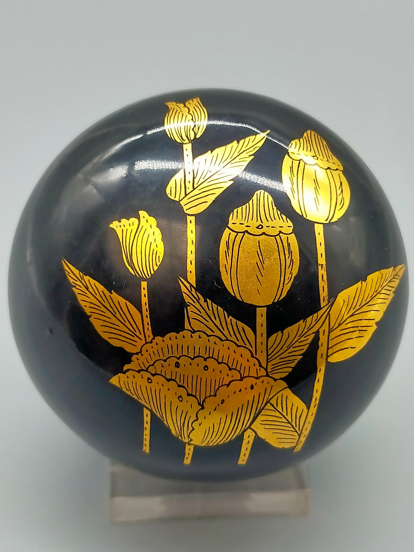 Asiatische Lackdose mit Golddekor Elegante Schmuckdose mit Lotusmotiv