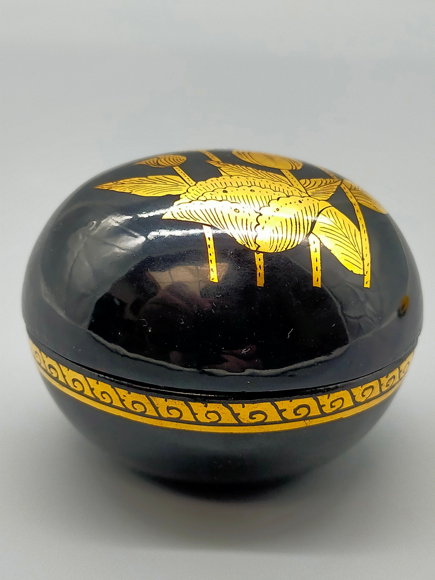 Asiatische Lackdose mit Golddekor Elegante Schmuckdose mit Lotusmotiv