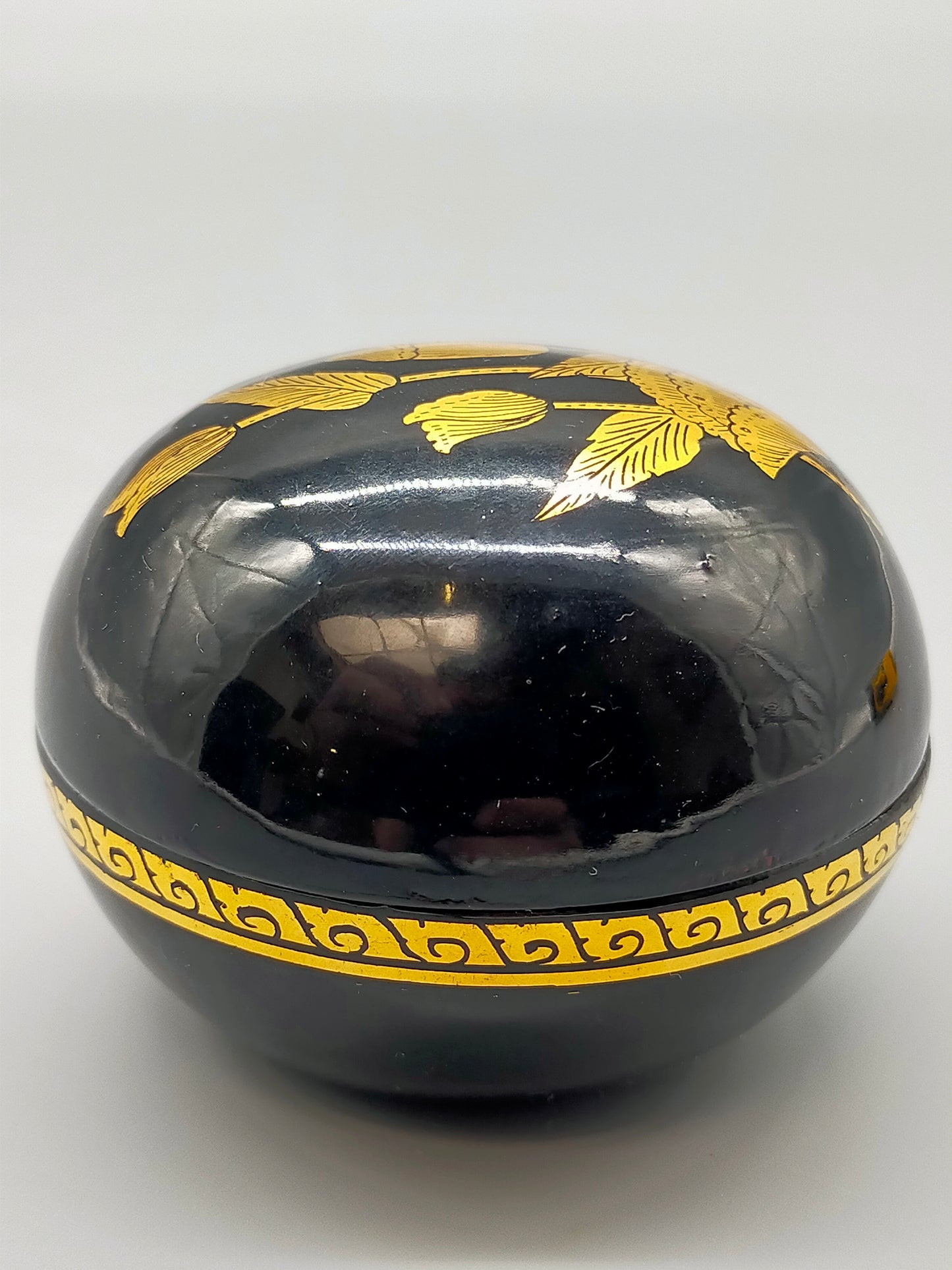 Asiatische Lackdose mit Golddekor Elegante Schmuckdose mit Lotusmotiv