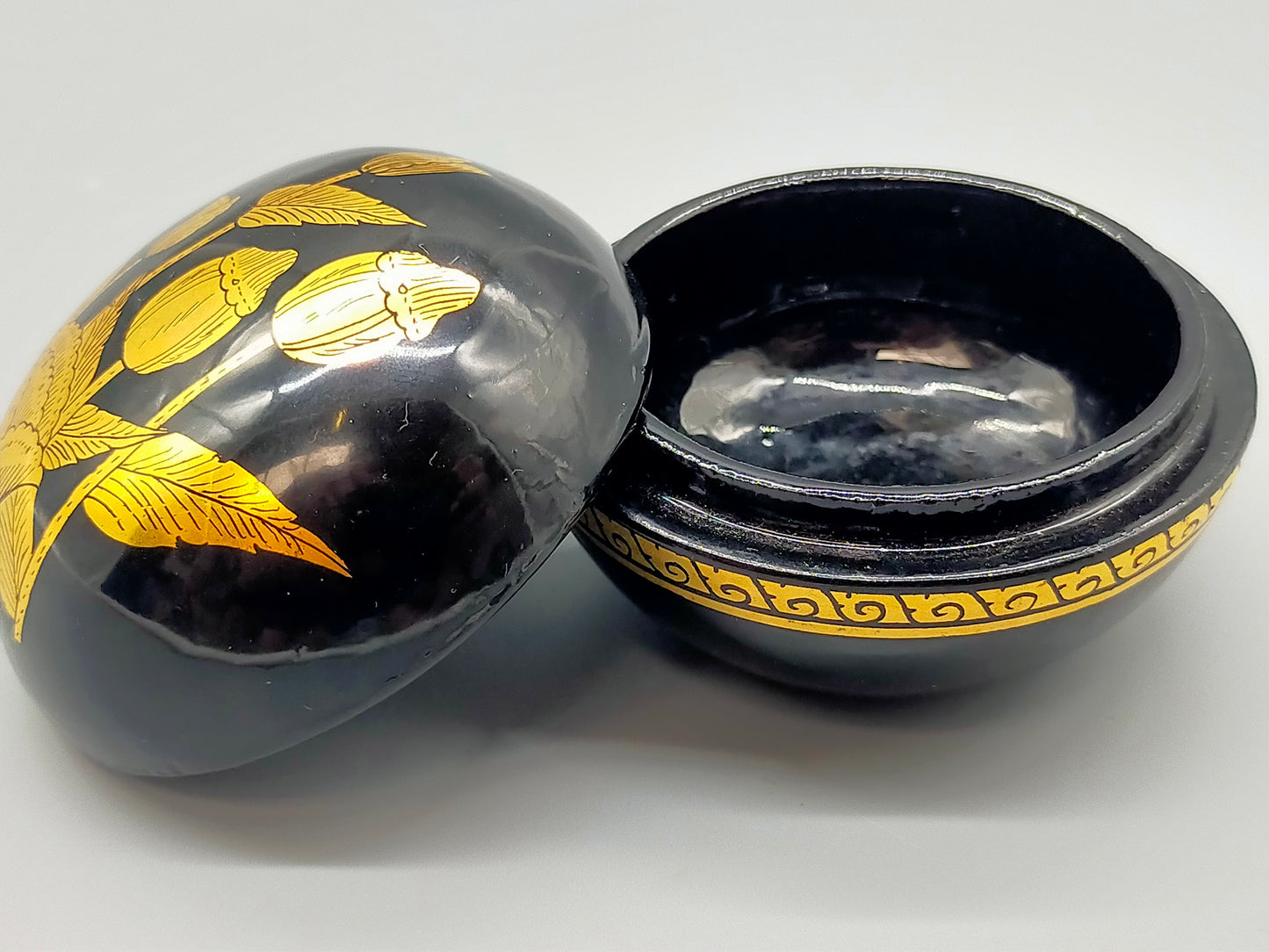 Asiatische Lackdose mit Golddekor Elegante Schmuckdose mit Lotusmotiv