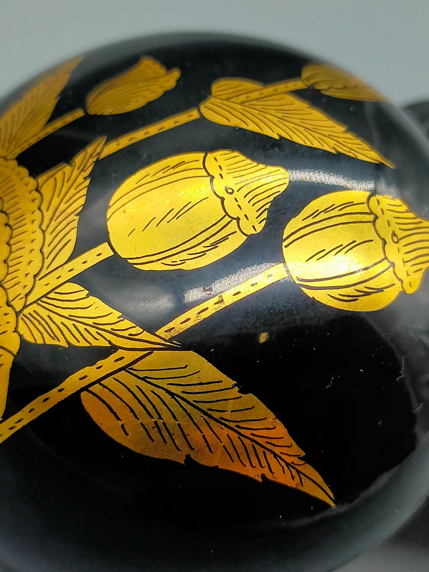 Asiatische Lackdose mit Golddekor Elegante Schmuckdose mit Lotusmotiv