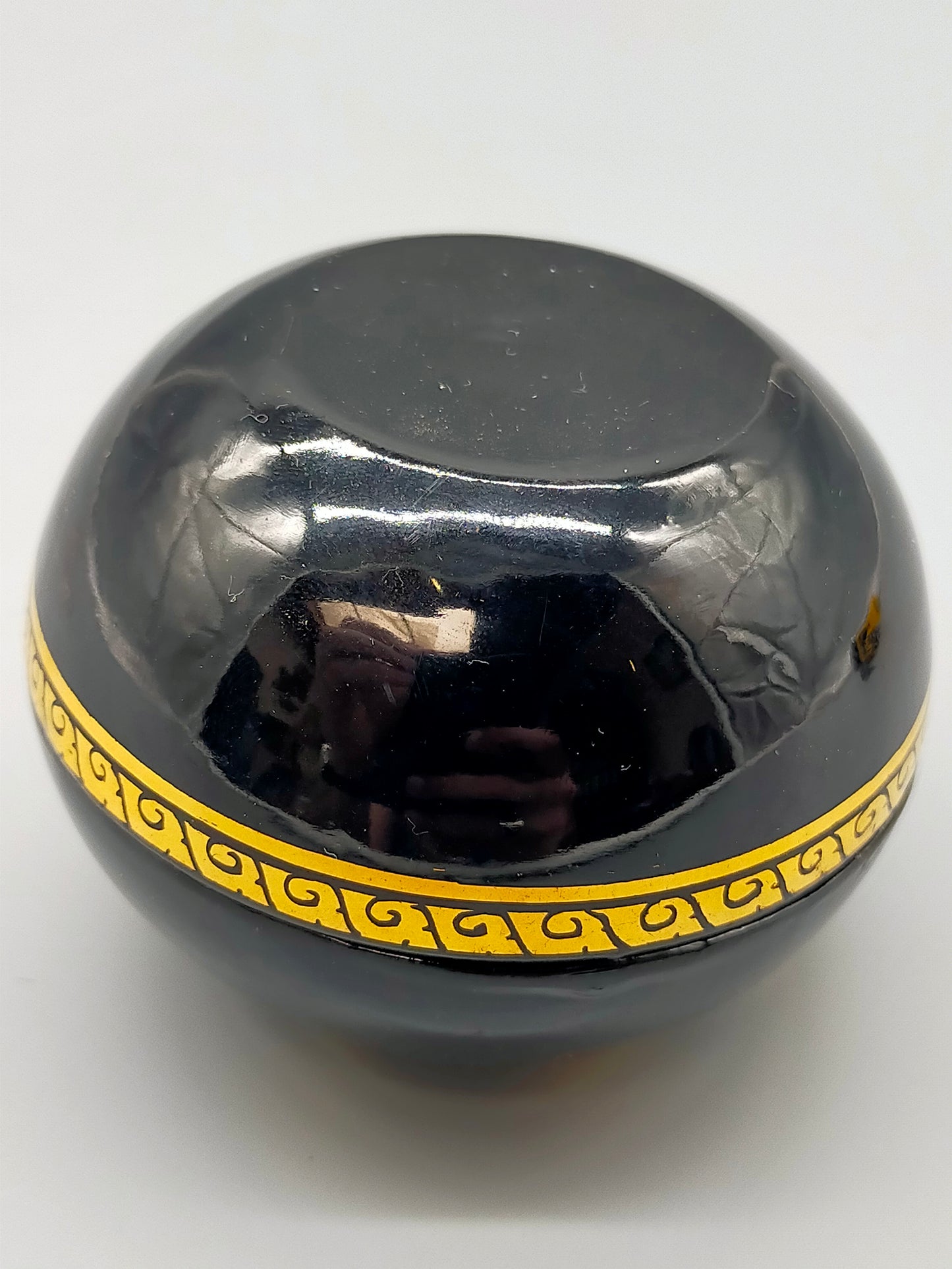 Asiatische Lackdose mit Golddekor Elegante Schmuckdose mit Lotusmotiv