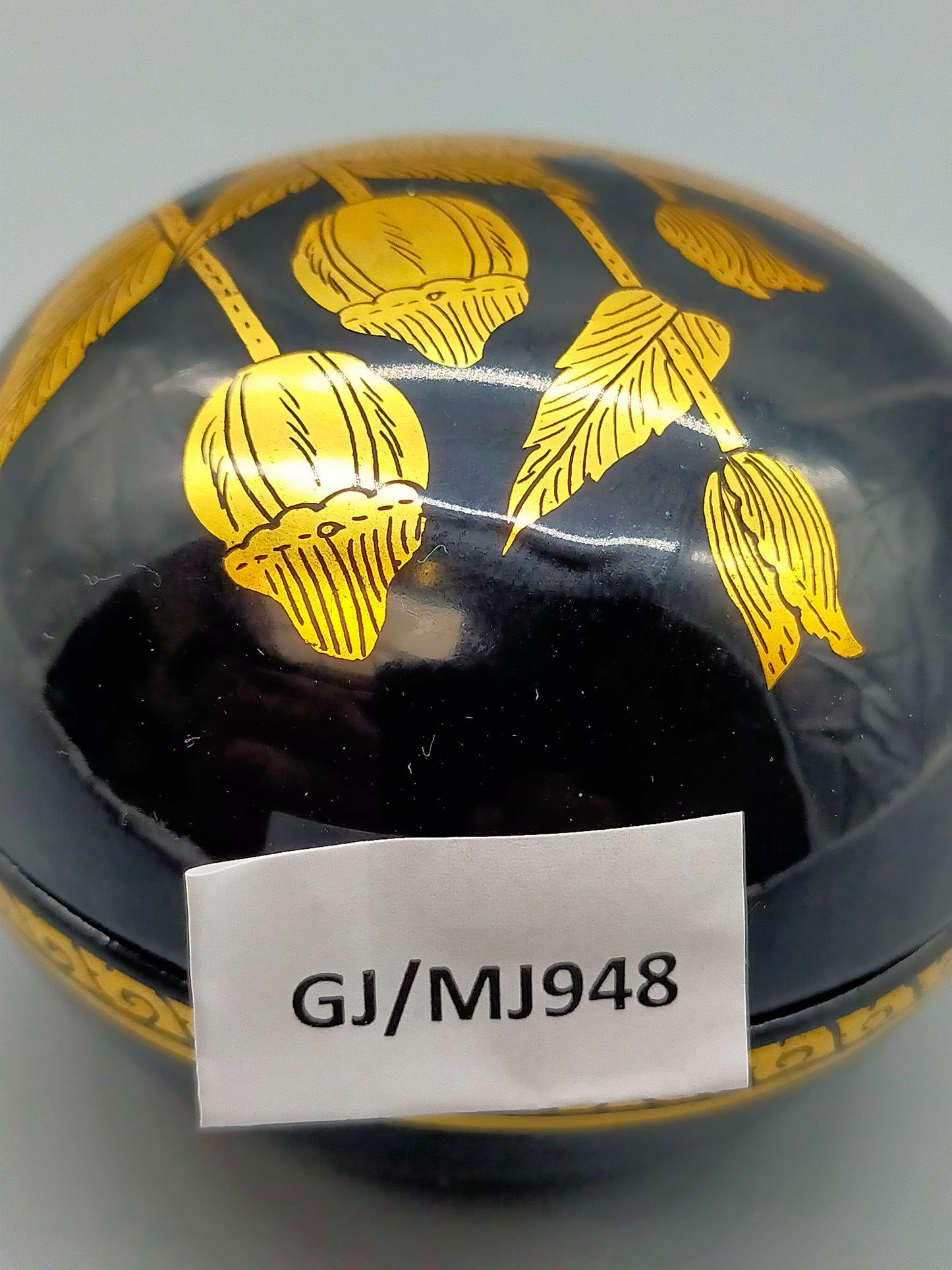 Asiatische Lackdose mit Golddekor Elegante Schmuckdose mit Lotusmotiv