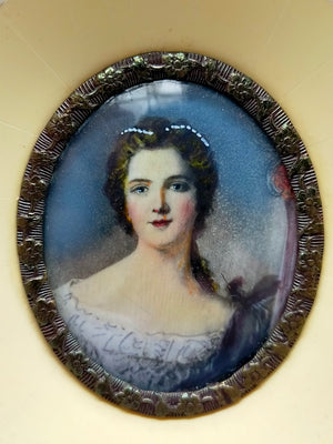 Französische Schule (XIX) Edles Damenportrait im Rahmen Miniatur