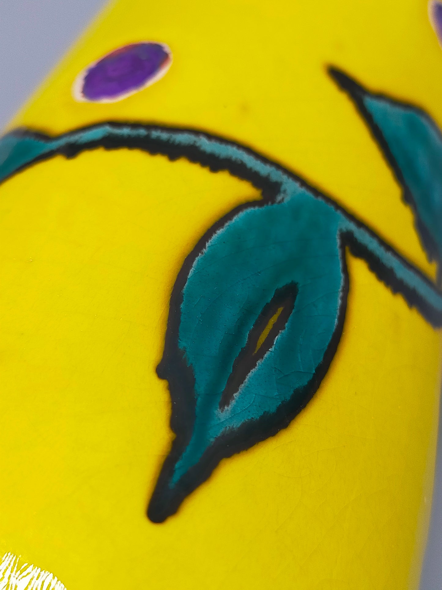 Stilvolle Keramik Zylinder Vase Farbenfrohes Design mit Blättermotiv