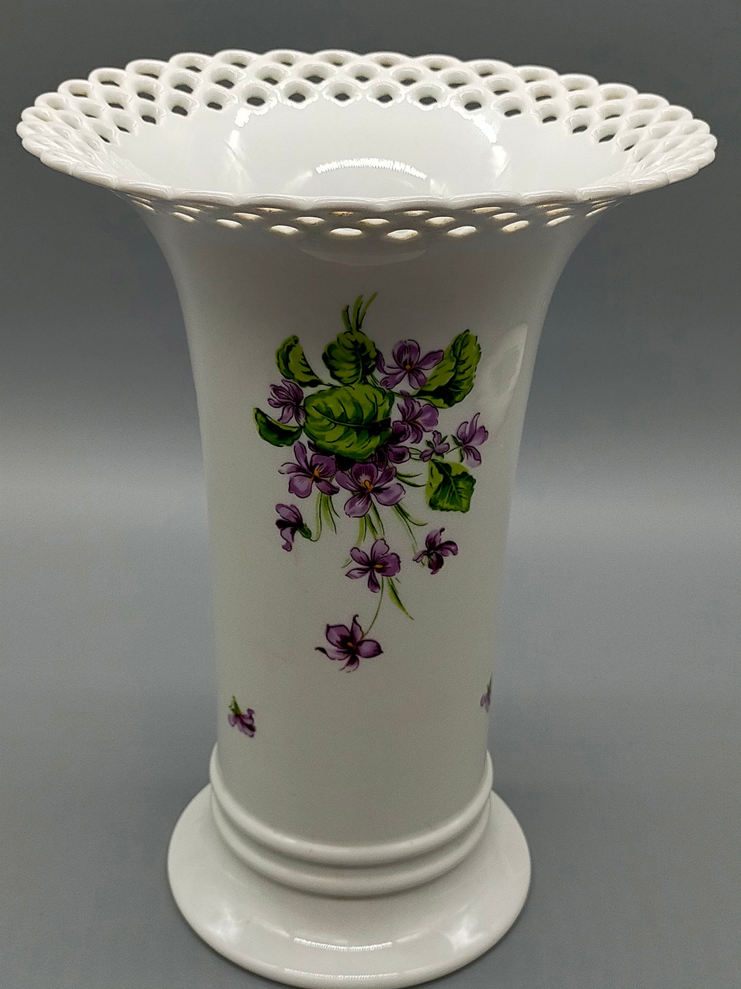 Edle Wallendorf Porzellan Vase – Durchbrochener Rand & Veilchendekor