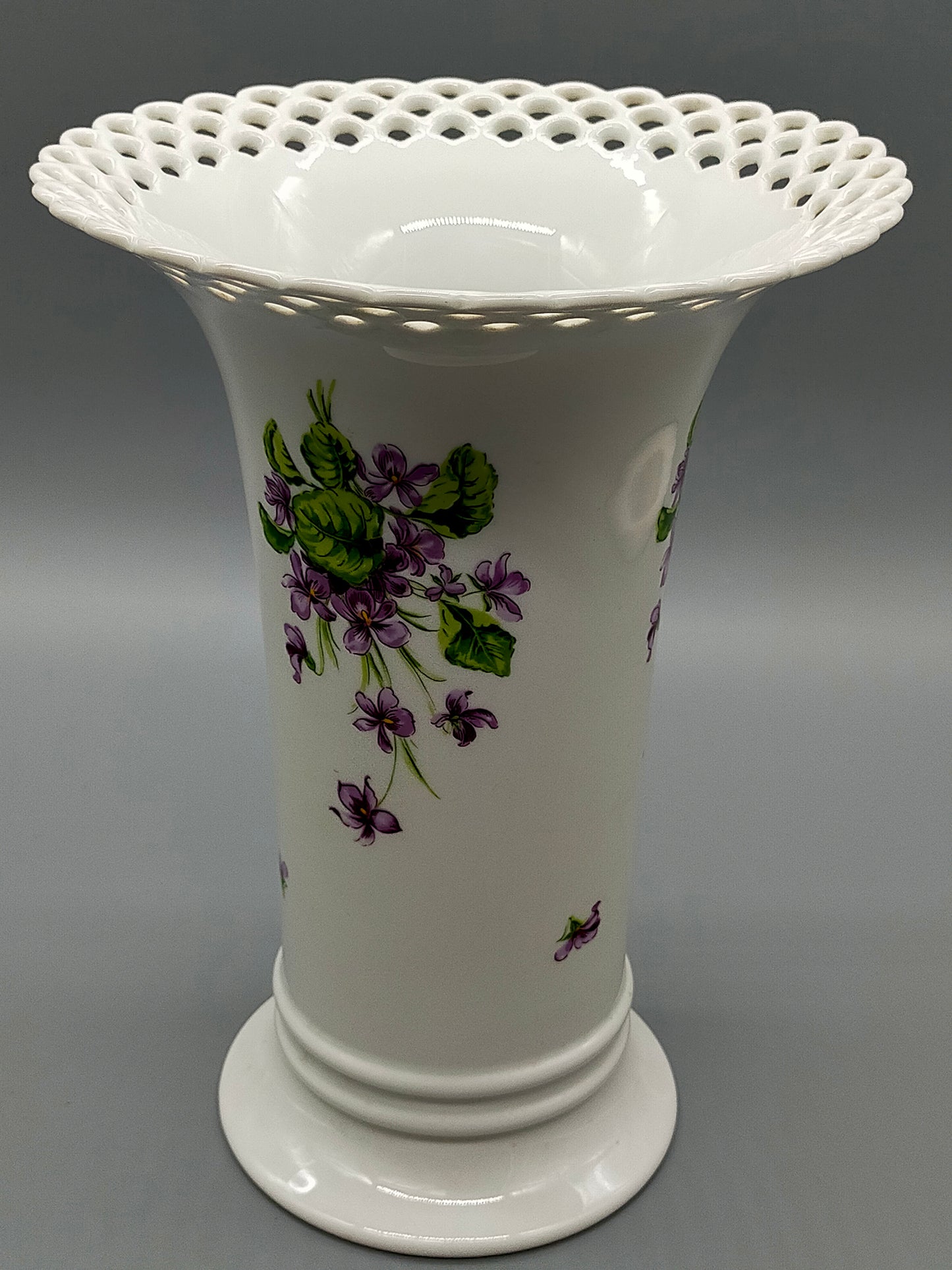 Edle Wallendorf Porzellan Vase – Durchbrochener Rand & Veilchendekor