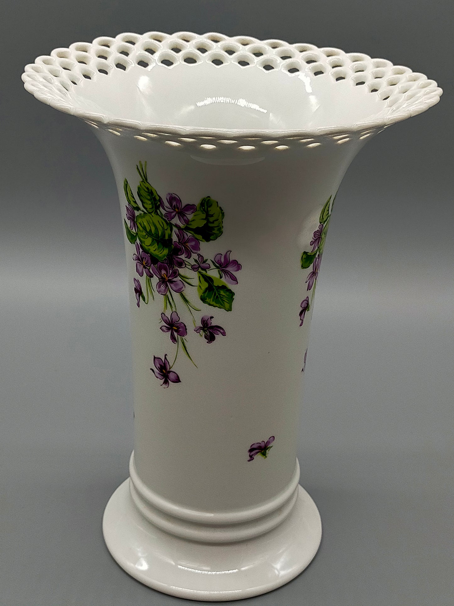 Edle Wallendorf Porzellan Vase – Durchbrochener Rand & Veilchendekor