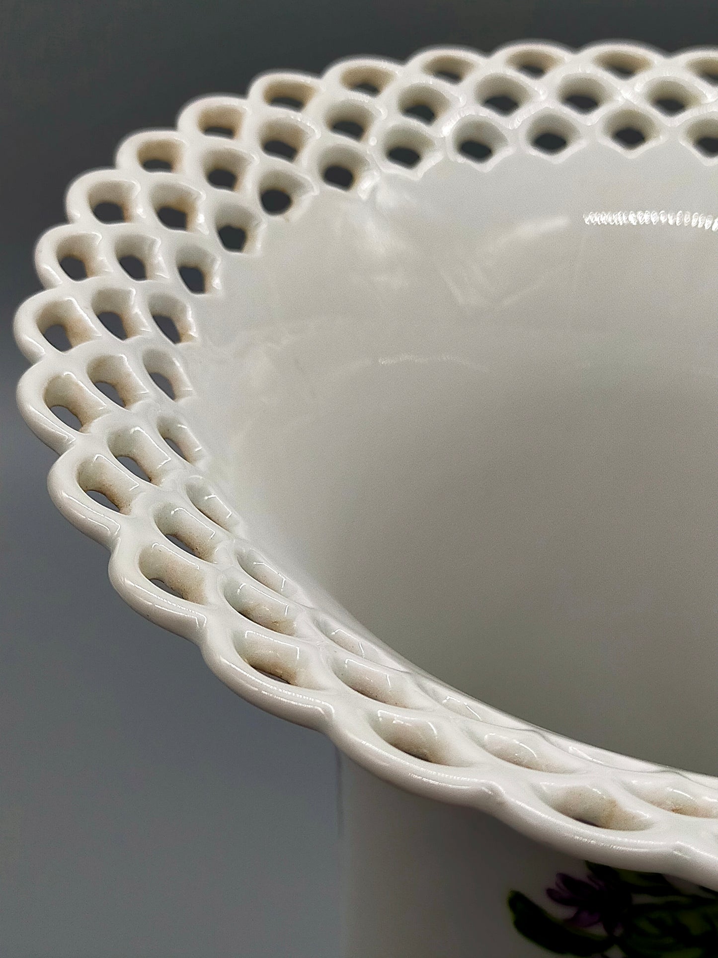Edle Wallendorf Porzellan Vase – Durchbrochener Rand & Veilchendekor