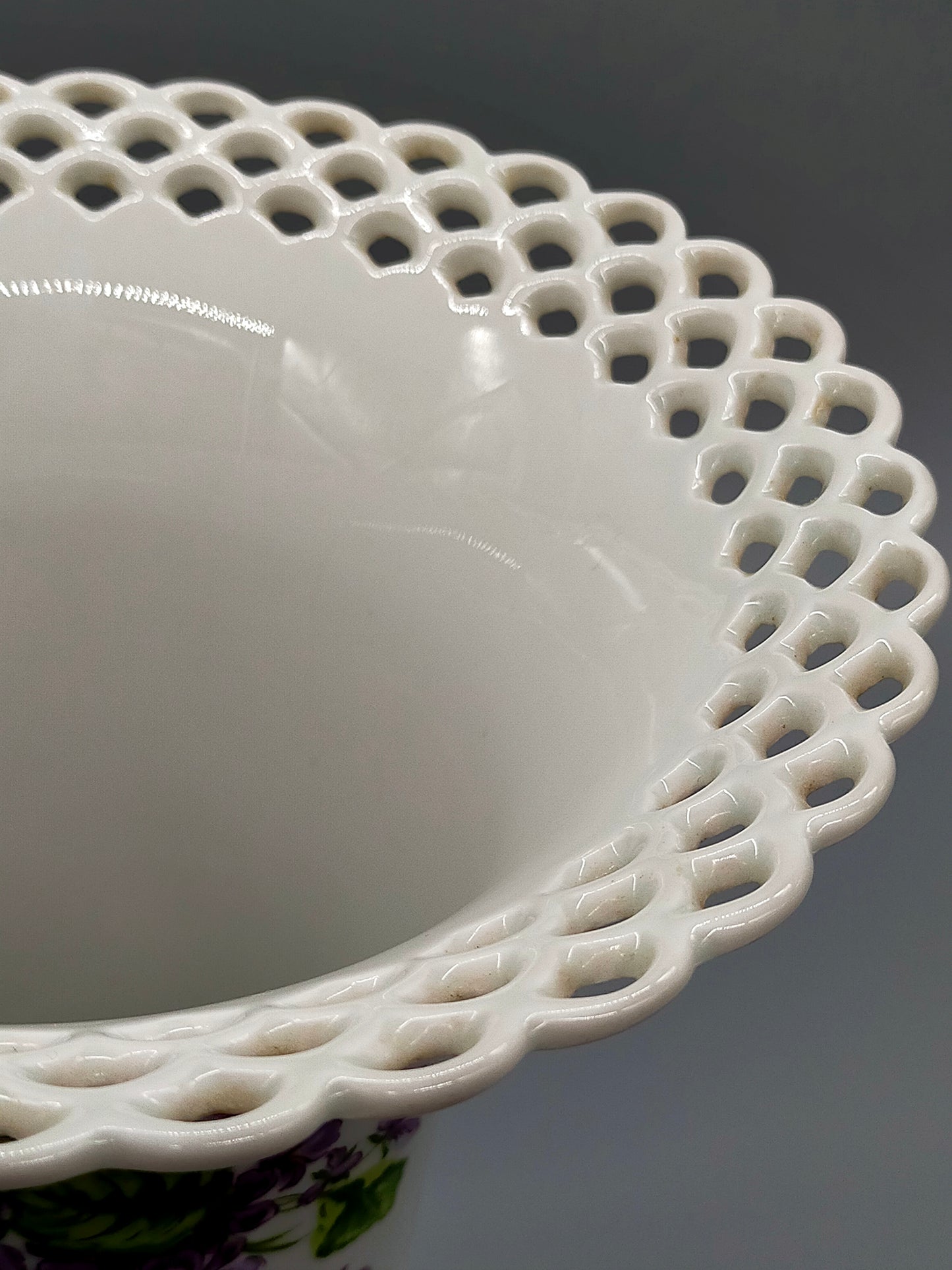 Edle Wallendorf Porzellan Vase – Durchbrochener Rand & Veilchendekor