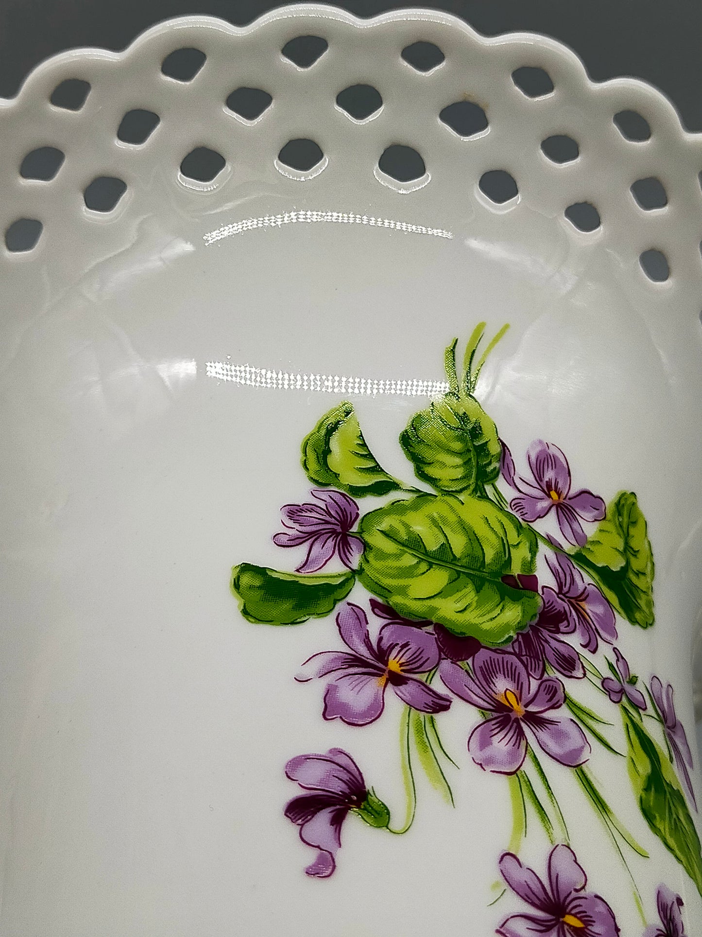 Edle Wallendorf Porzellan Vase – Durchbrochener Rand & Veilchendekor