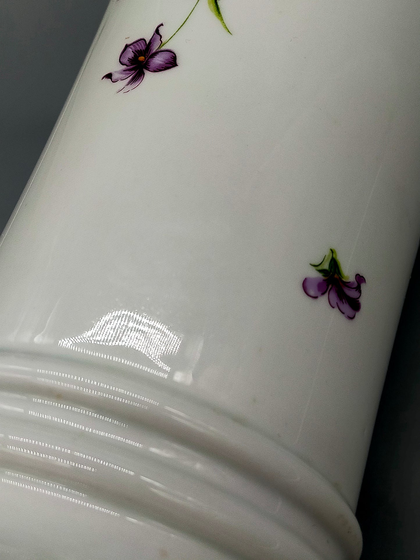 Edle Wallendorf Porzellan Vase – Durchbrochener Rand & Veilchendekor