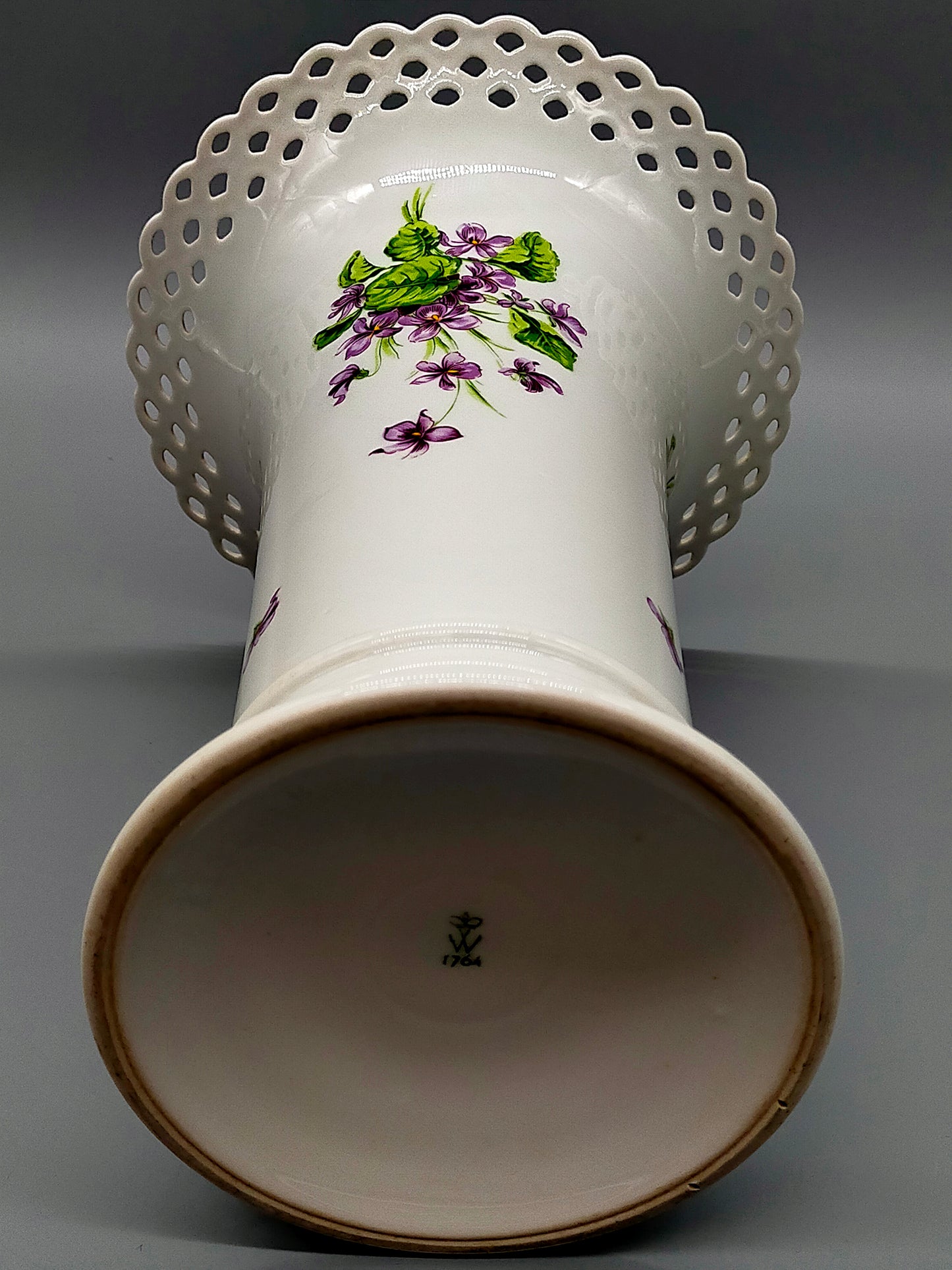 Edle Wallendorf Porzellan Vase – Durchbrochener Rand & Veilchendekor