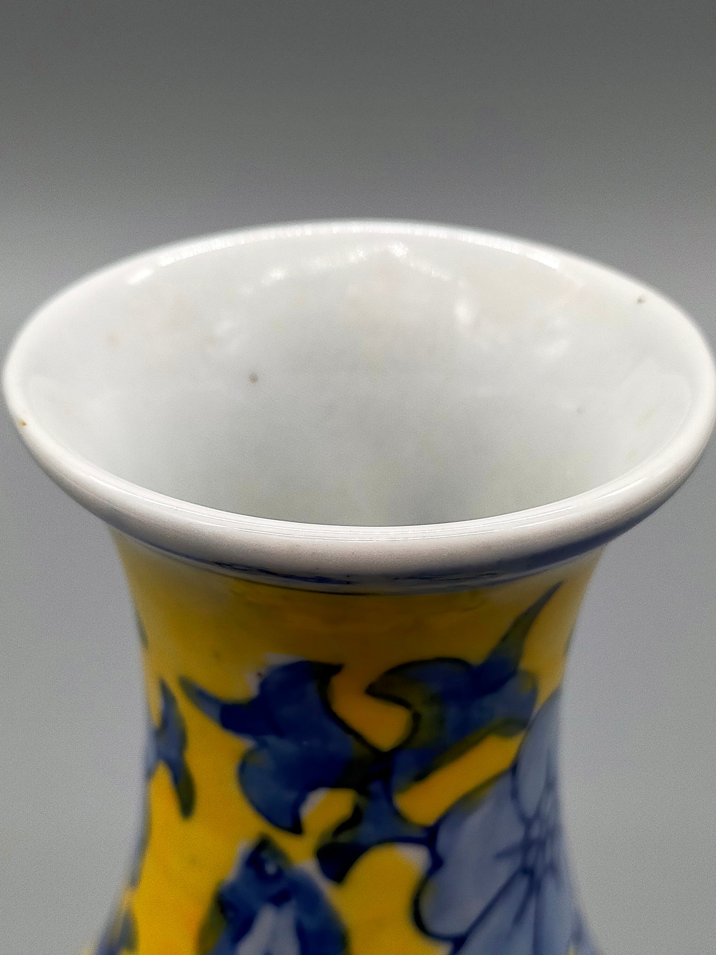 Klassische Keramik Vase in Gelb & Blau Florales Asiatisches Design