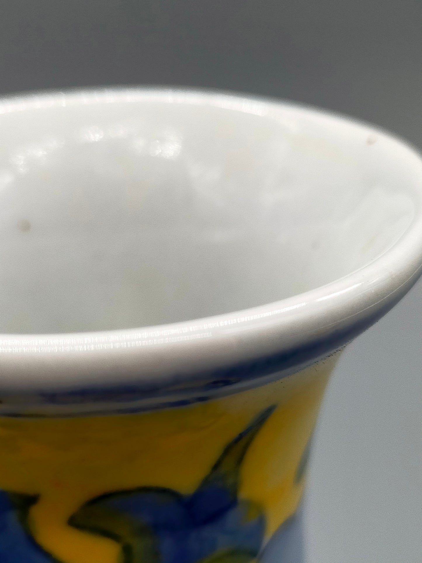 Klassische Keramik Vase in Gelb & Blau Florales Asiatisches Design