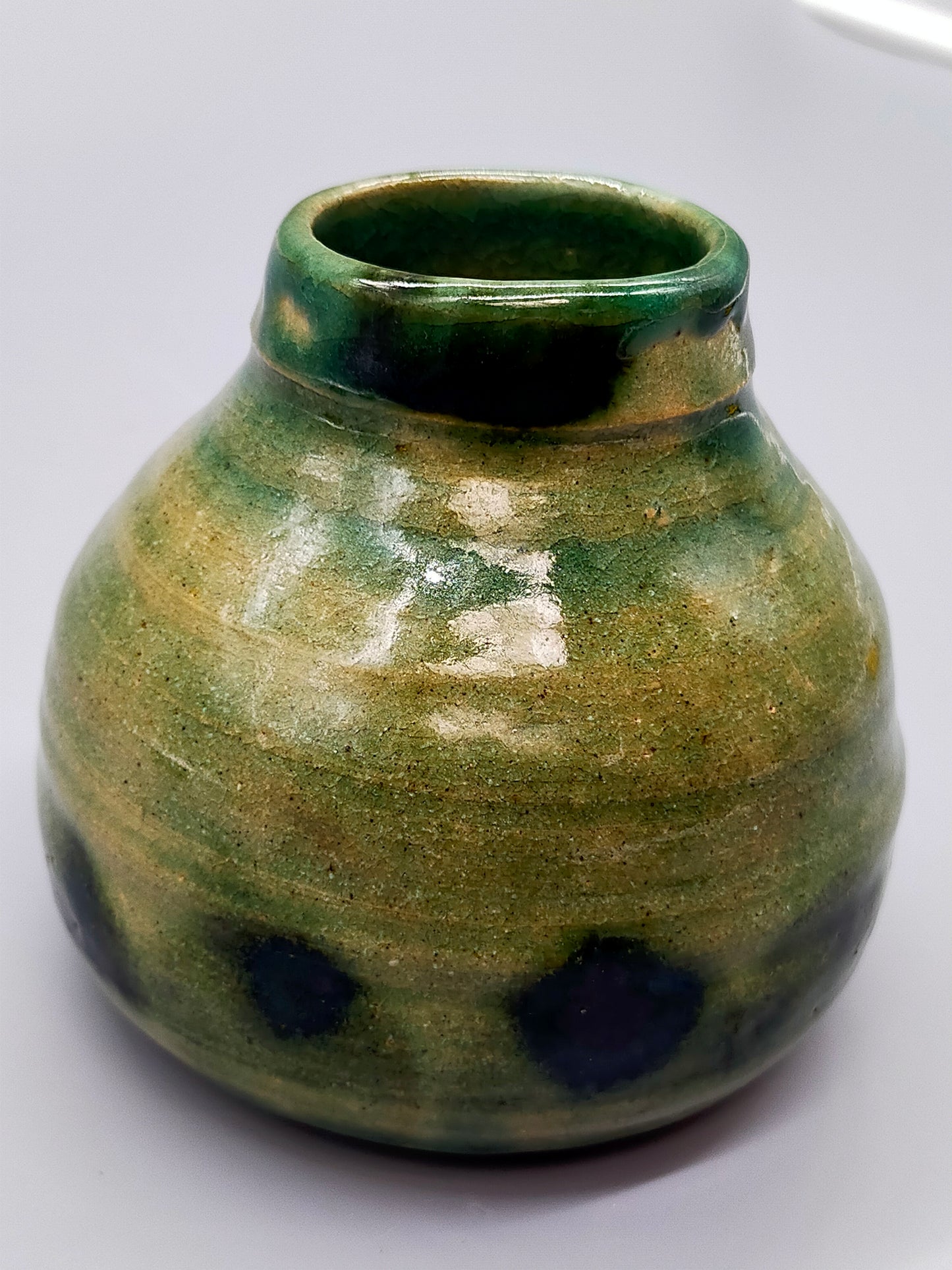 Rustikale Studio Keramik Vase Grünes Design mit Künstler-Signatur