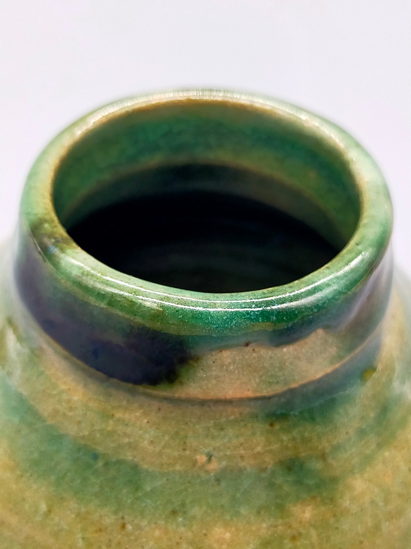 Rustikale Studio Keramik Vase Grünes Design mit Künstler-Signatur