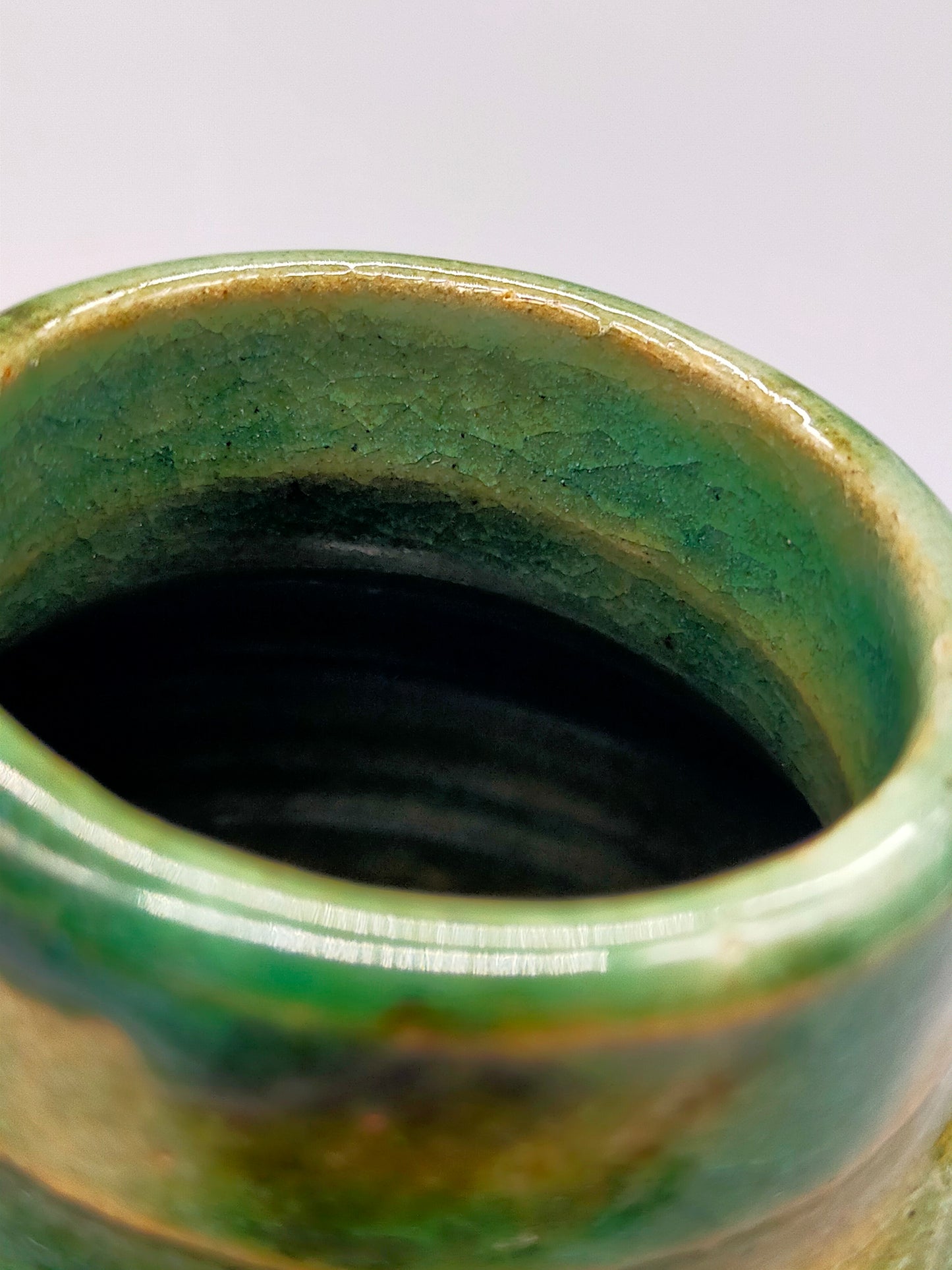 Rustikale Studio Keramik Vase Grünes Design mit Künstler-Signatur