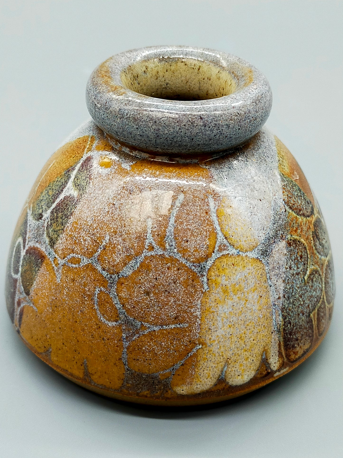 Kunstvolle Studiokeramik Vase mit Spiral-Signatur Rustikales Design