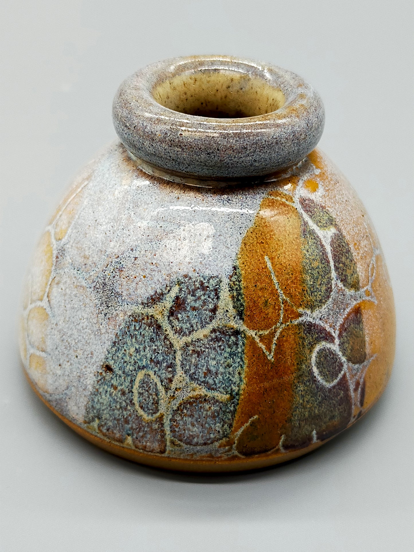 Kunstvolle Studiokeramik Vase mit Spiral-Signatur Rustikales Design