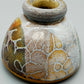 Kunstvolle Studiokeramik Vase mit Spiral-Signatur Rustikales Design