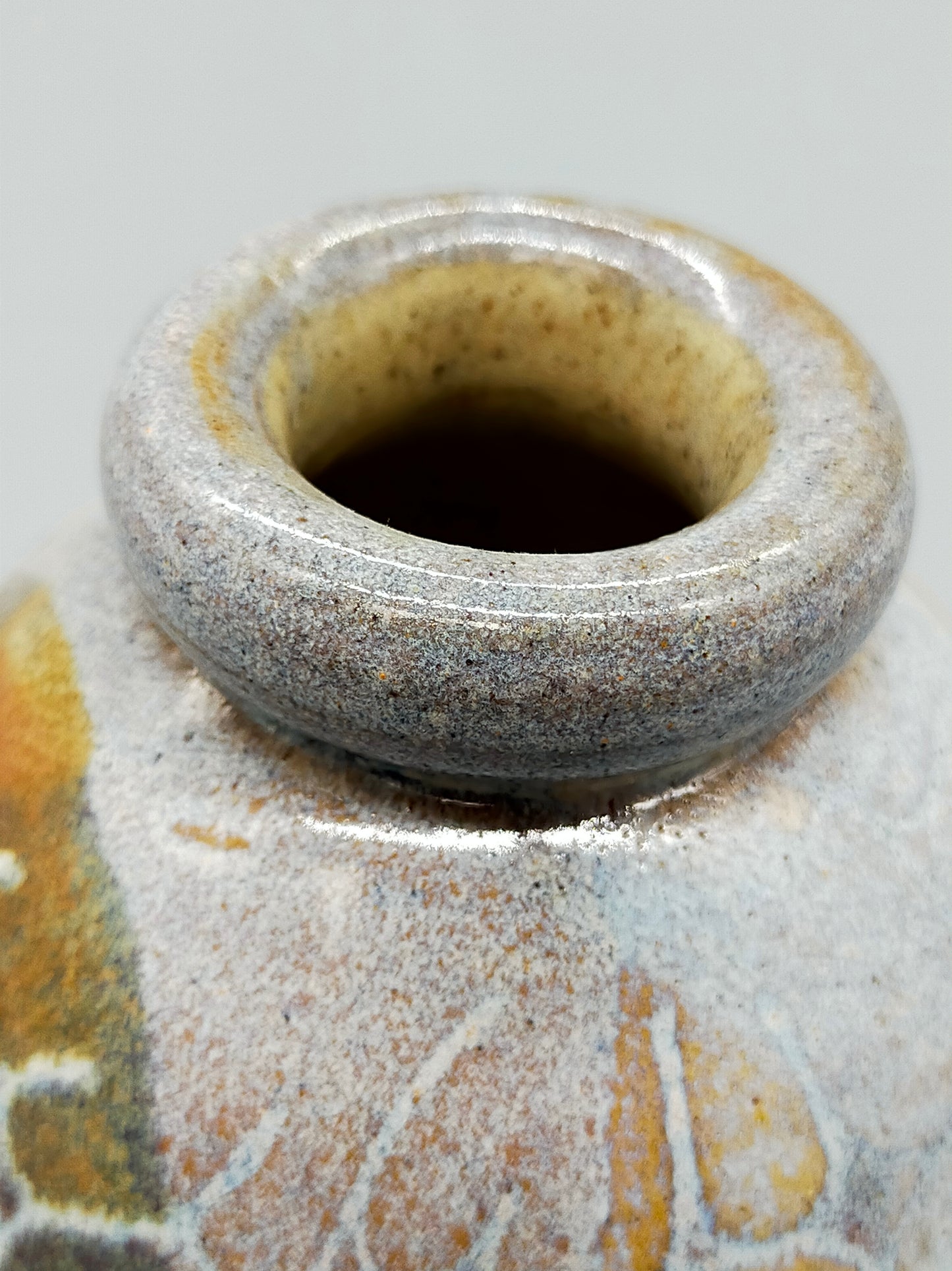 Kunstvolle Studiokeramik Vase mit Spiral-Signatur Rustikales Design