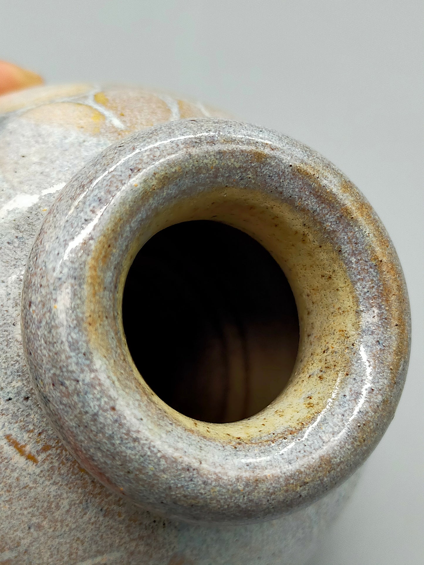 Kunstvolle Studiokeramik Vase mit Spiral-Signatur Rustikales Design