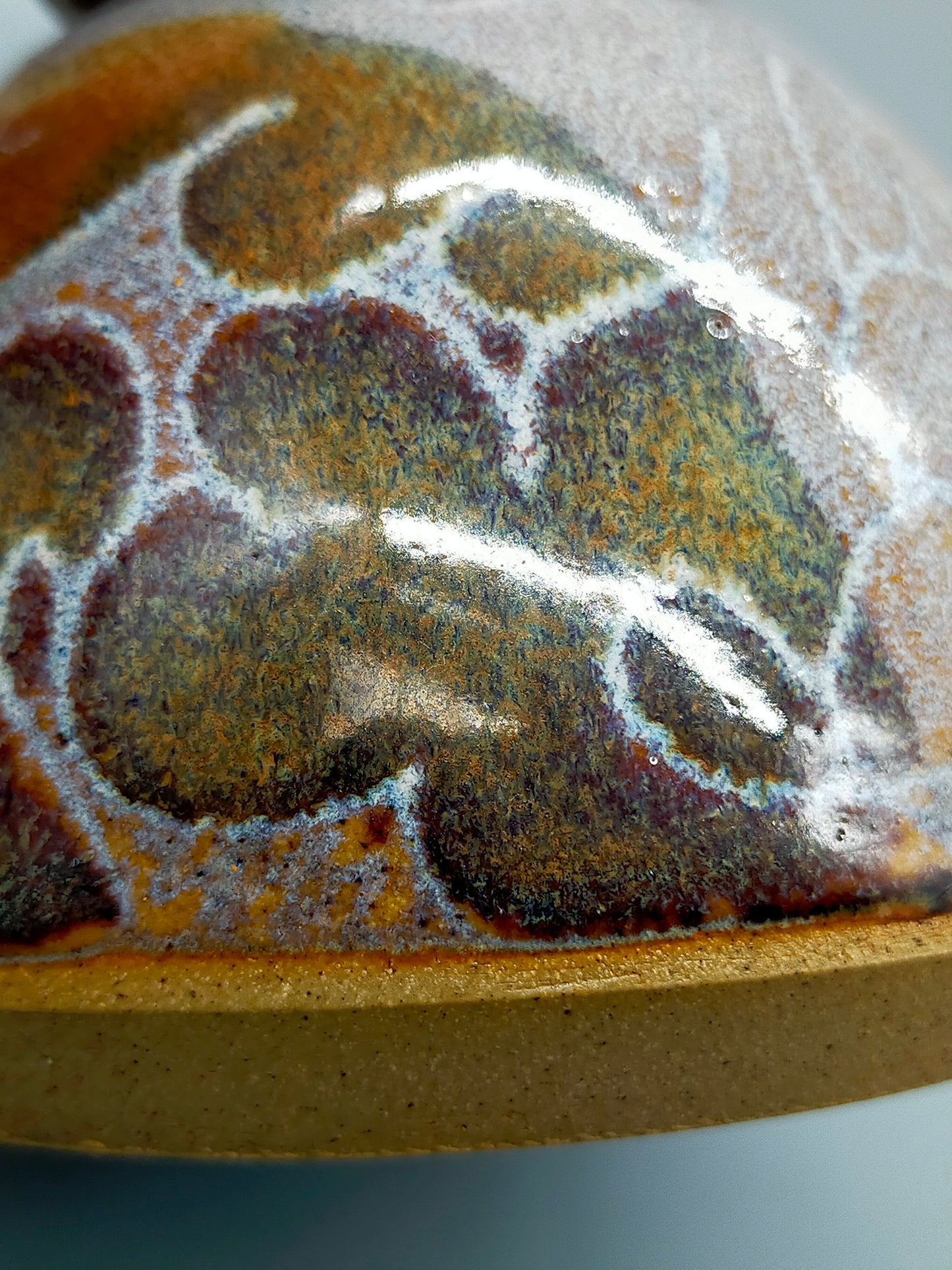 Kunstvolle Studiokeramik Vase mit Spiral-Signatur Rustikales Design