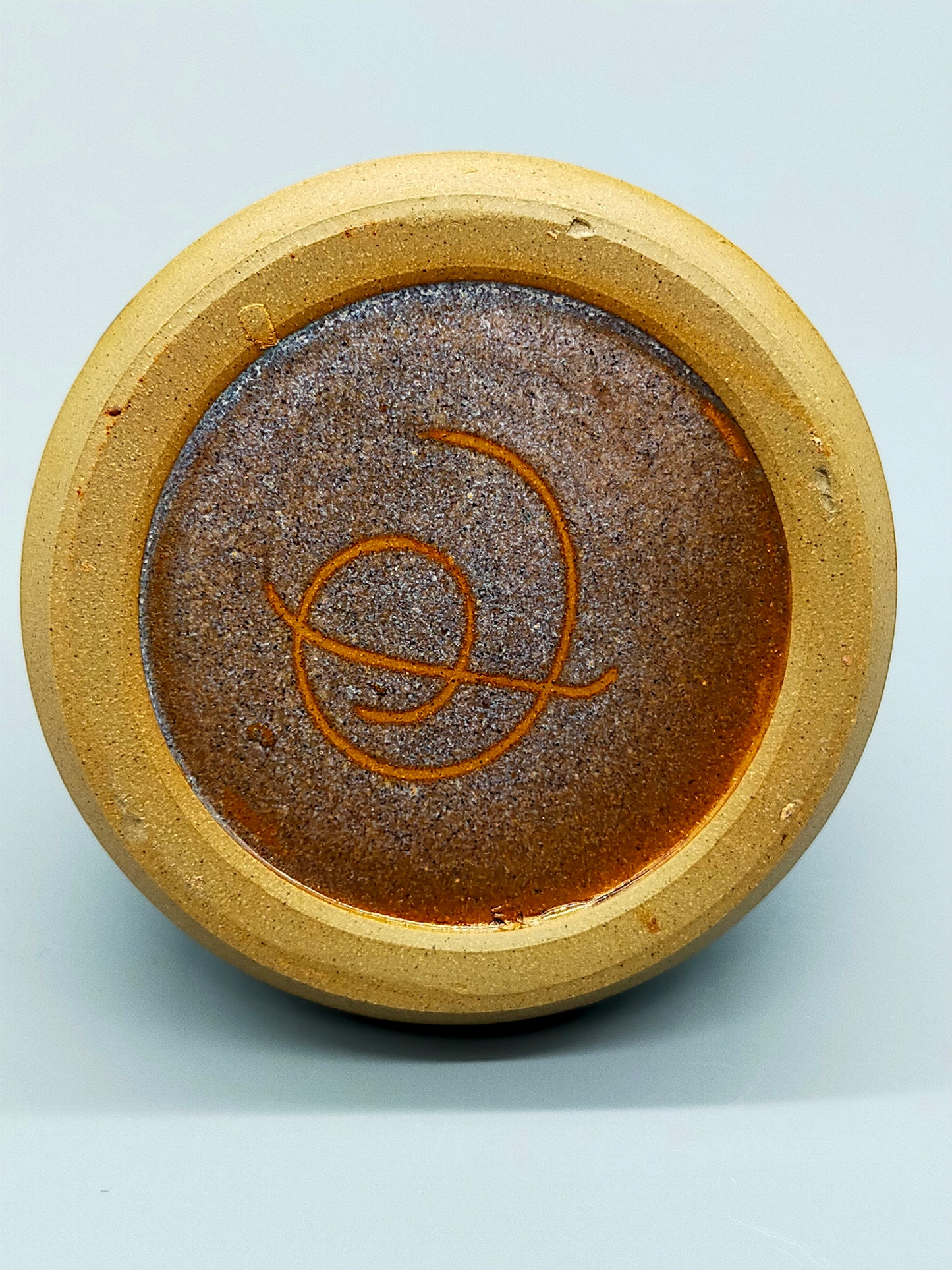 Kunstvolle Studiokeramik Vase mit Spiral-Signatur Rustikales Design