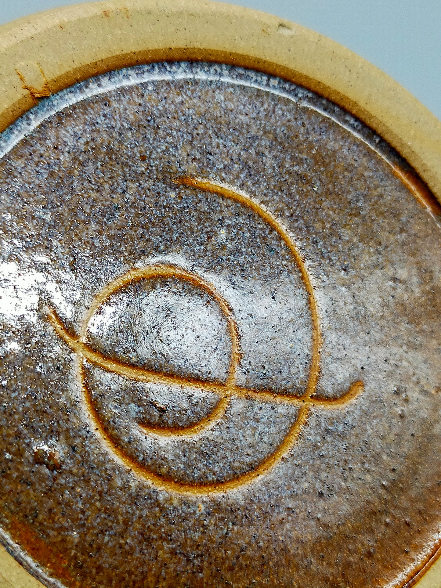 Kunstvolle Studiokeramik Vase mit Spiral-Signatur Rustikales Design