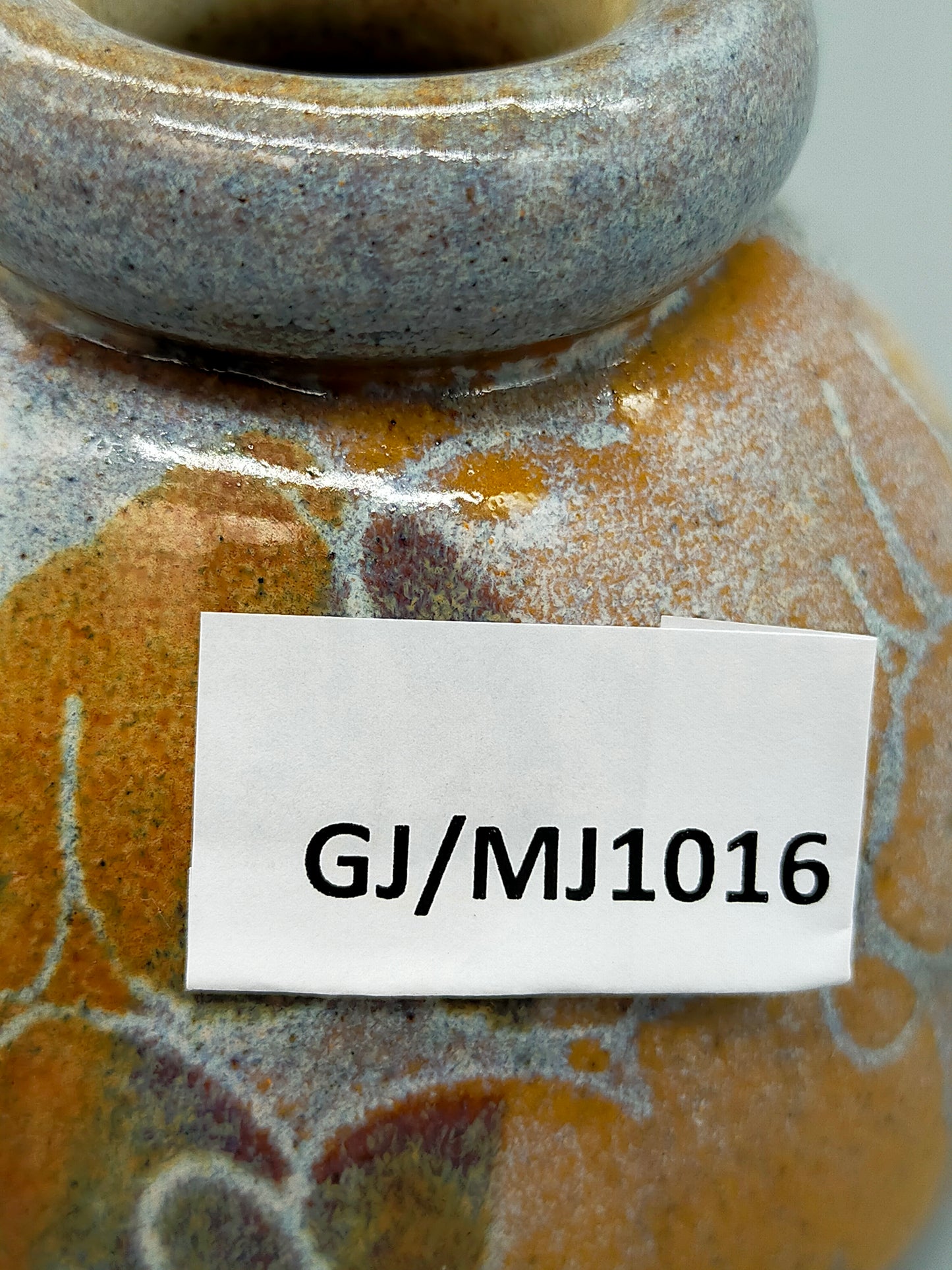 Kunstvolle Studiokeramik Vase mit Spiral-Signatur Rustikales Design