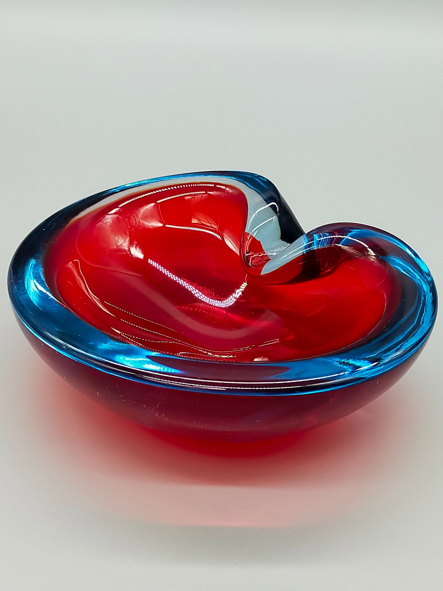Murano Sommerso Glas Aschenbecher – Vintage Design in Rot und Blau