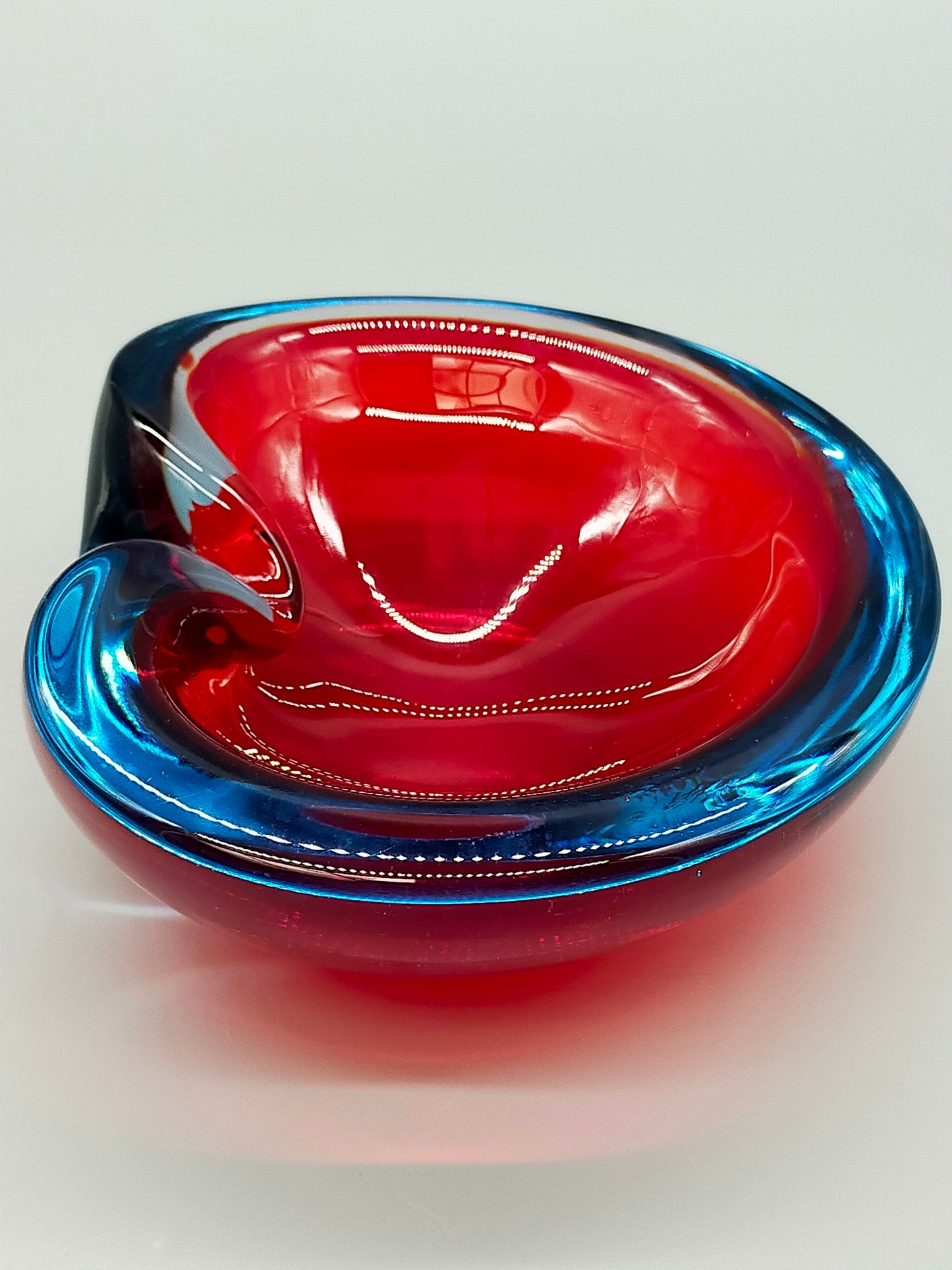 Murano Sommerso Glas Aschenbecher – Vintage Design in Rot und Blau