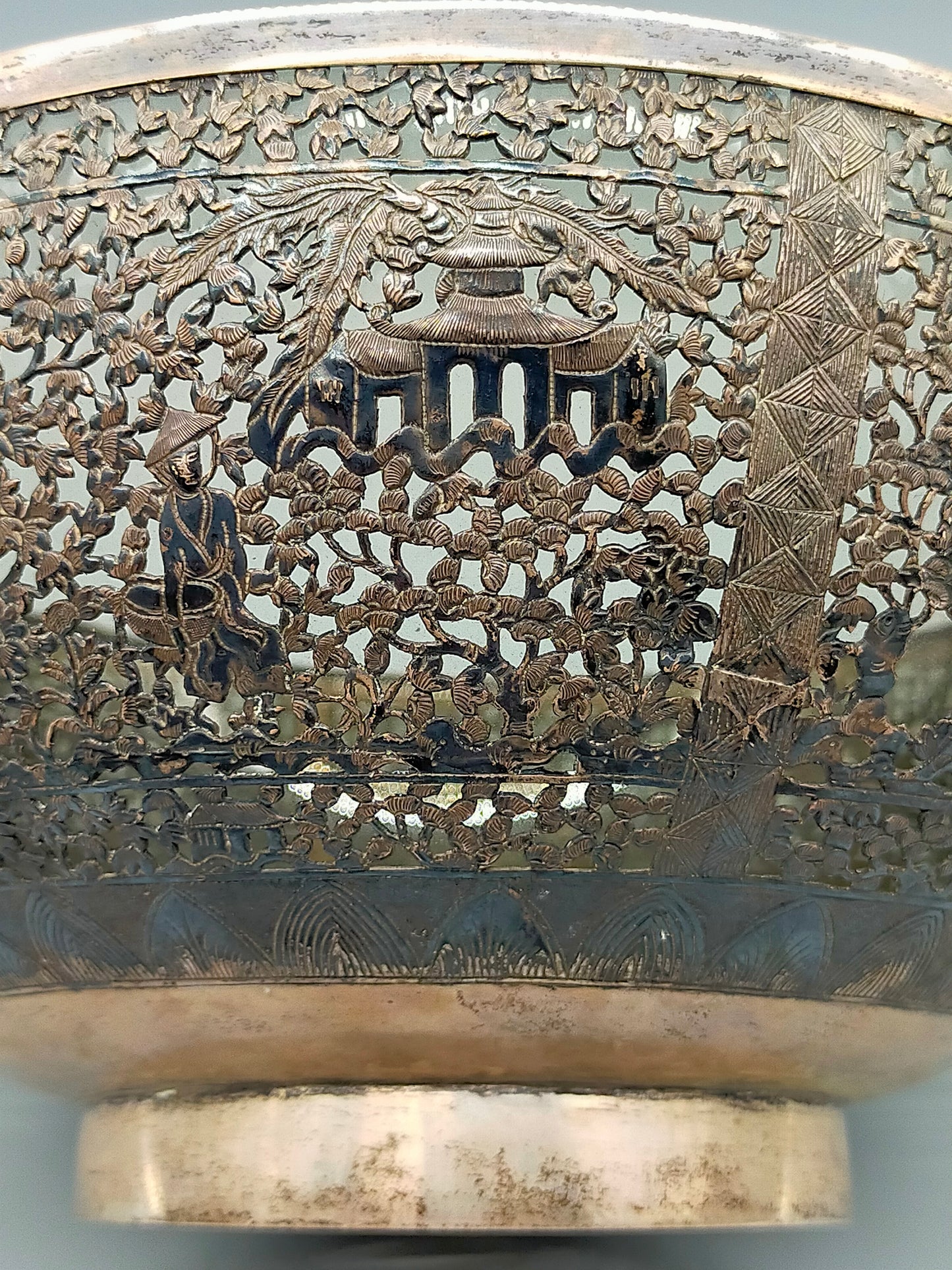 Antike versilberte Schale mit Durchbruchmuster Asiatisches Dekor