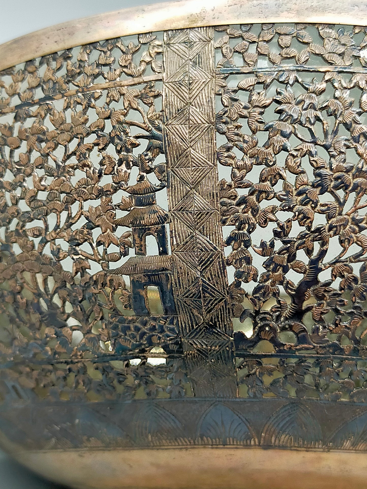 Antike versilberte Schale mit Durchbruchmuster Asiatisches Dekor