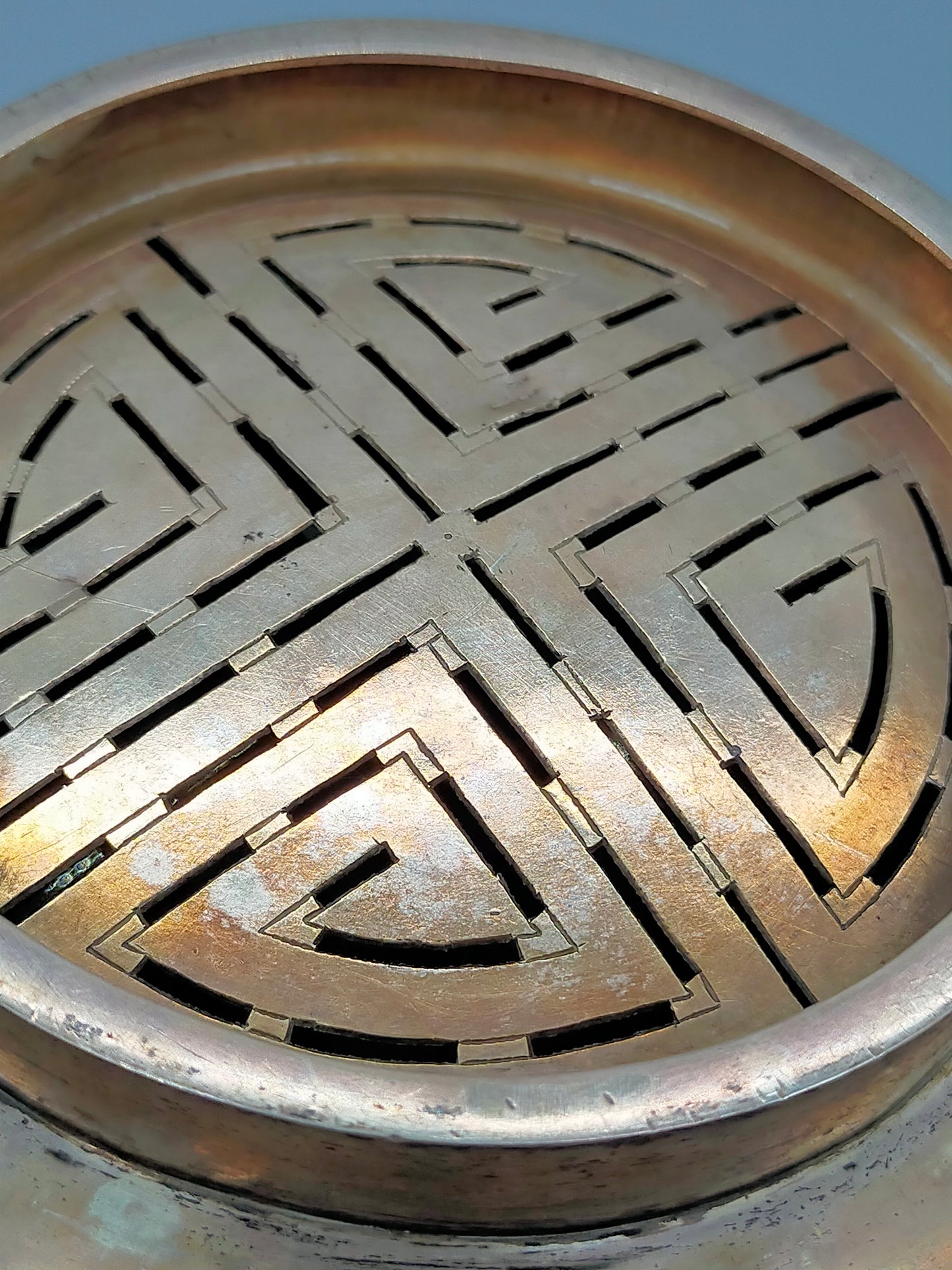 Antike versilberte Schale mit Durchbruchmuster Asiatisches Dekor