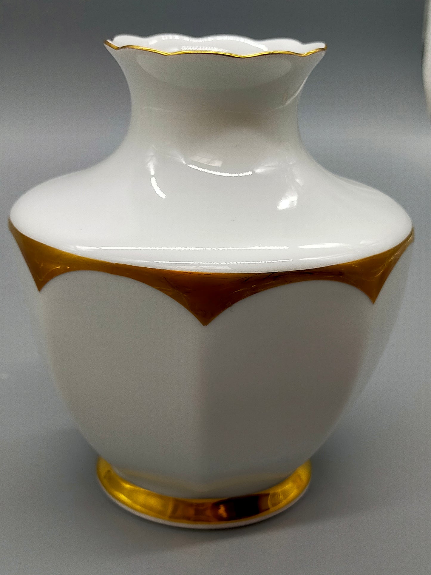 Elegante Johann Seltmann Vohenstrauß Porzellan Vase – Weiß mit Goldrand