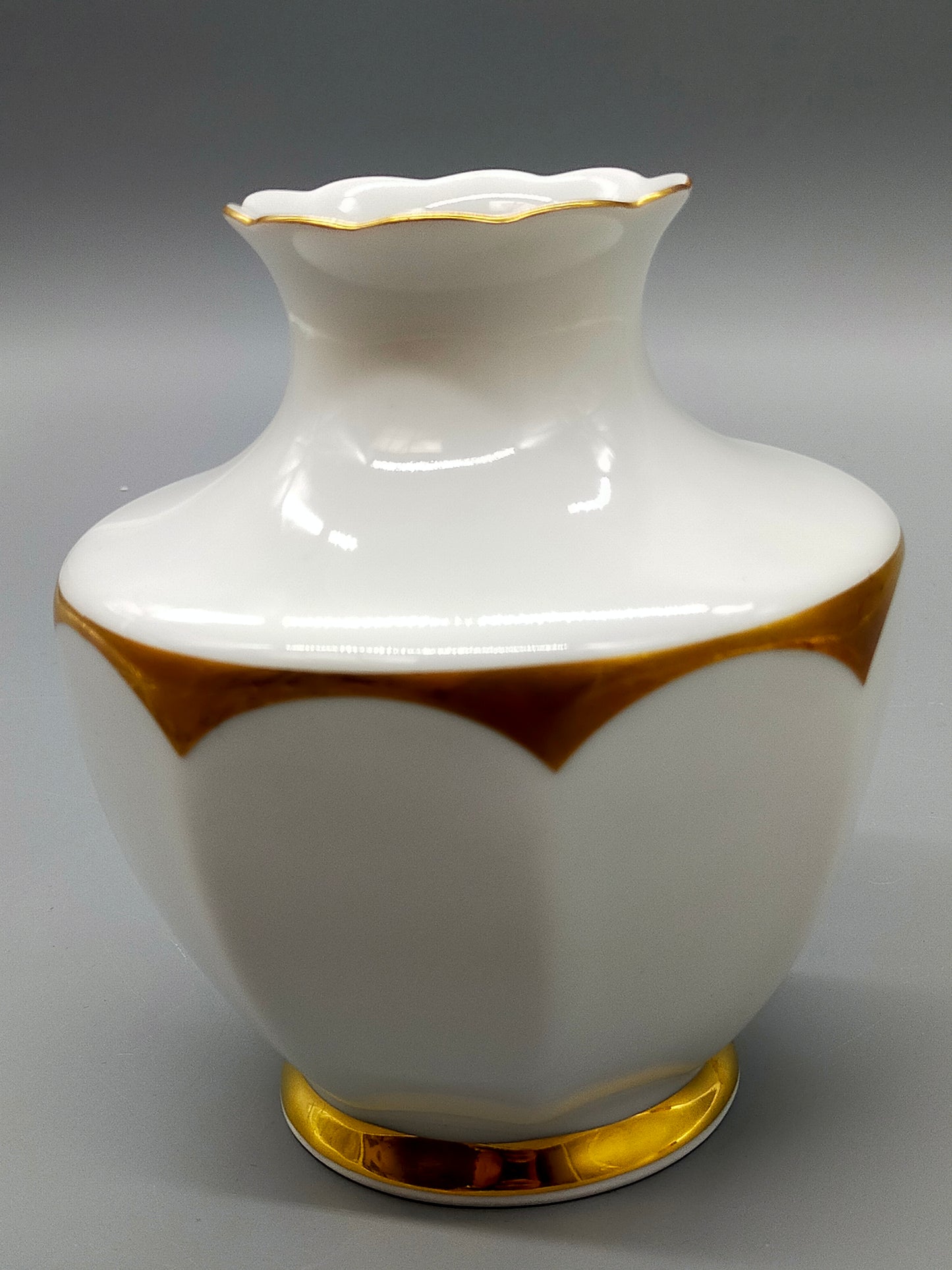 Elegante Johann Seltmann Vohenstrauß Porzellan Vase – Weiß mit Goldrand