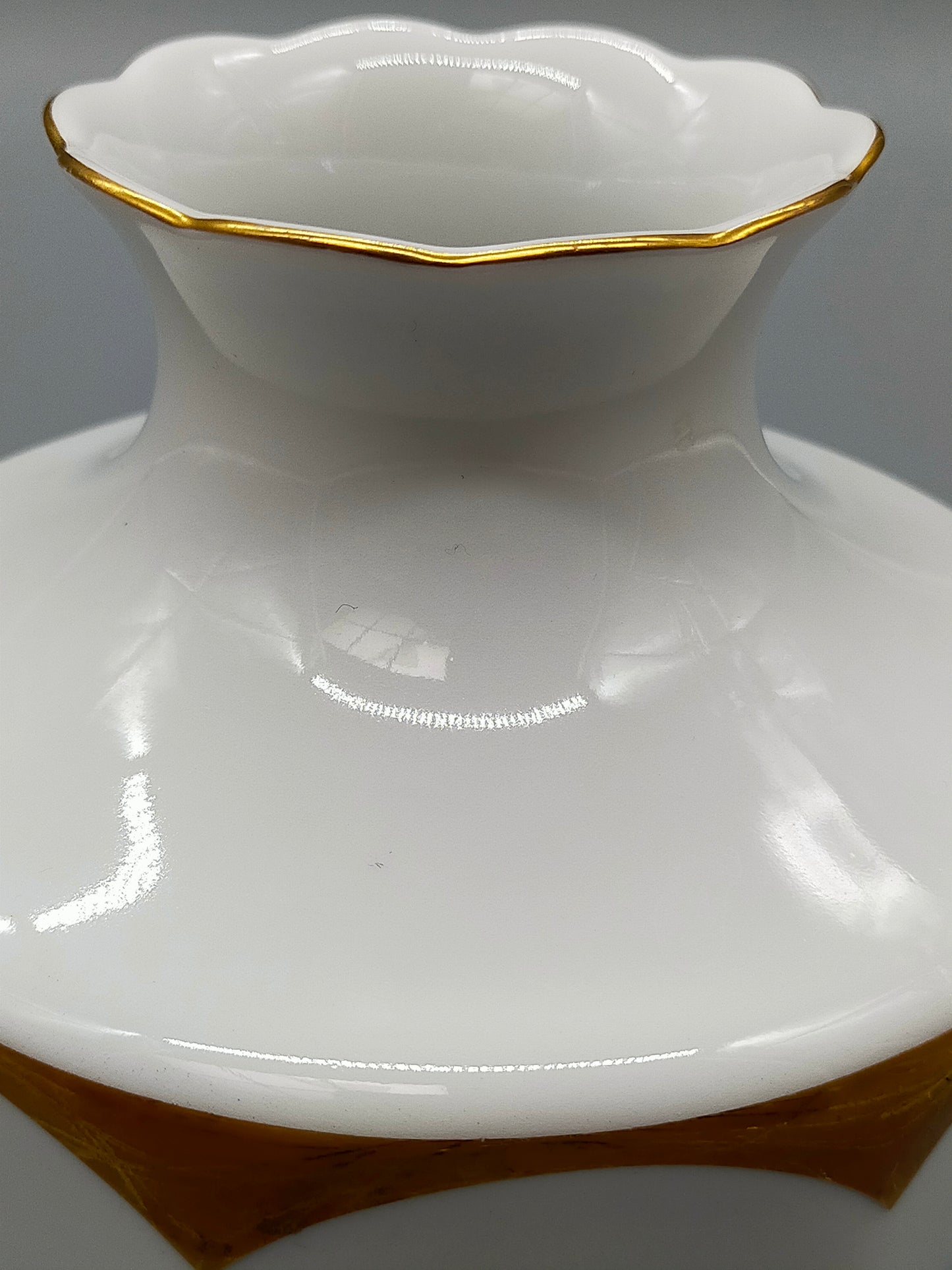 Elegante Johann Seltmann Vohenstrauß Porzellan Vase – Weiß mit Goldrand