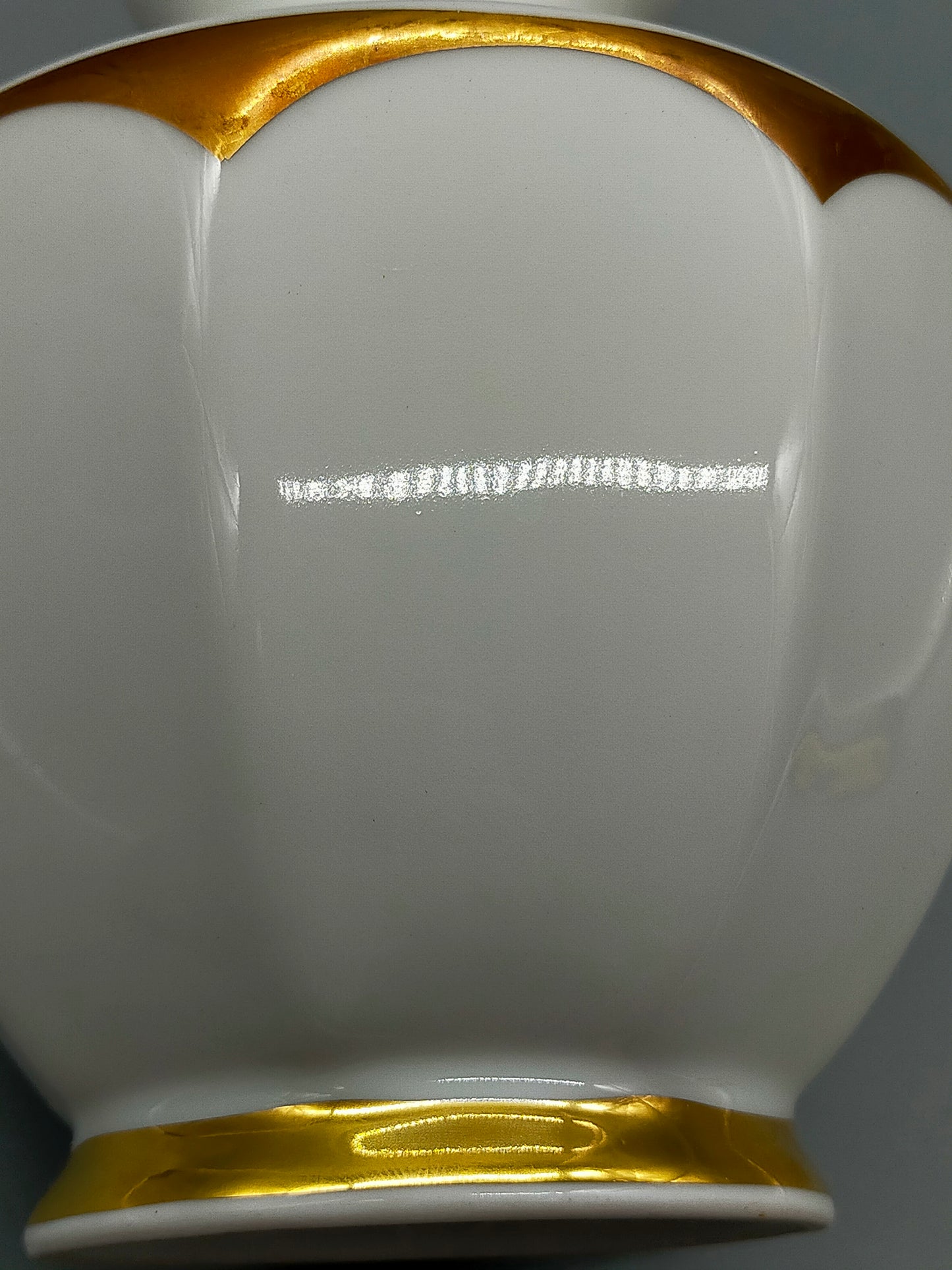 Elegante Johann Seltmann Vohenstrauß Porzellan Vase – Weiß mit Goldrand